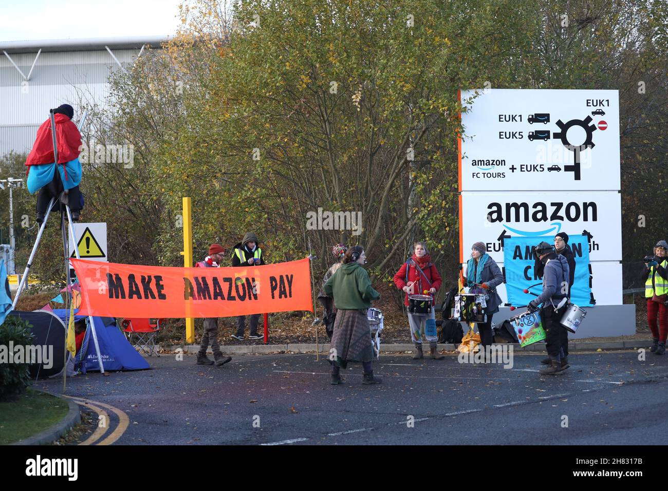 Peterborough, Royaume-Uni.26 novembre 2021.XR extinction les manifestants de la rébellion bloquent l'accès autour du centre de distribution Amazon, le Black Friday, à Peterborough, Cambridgeshire, Royaume-Uni,Le 26 novembre 2021 crédit: Paul Marriott/Alay Live News Banque D'Images