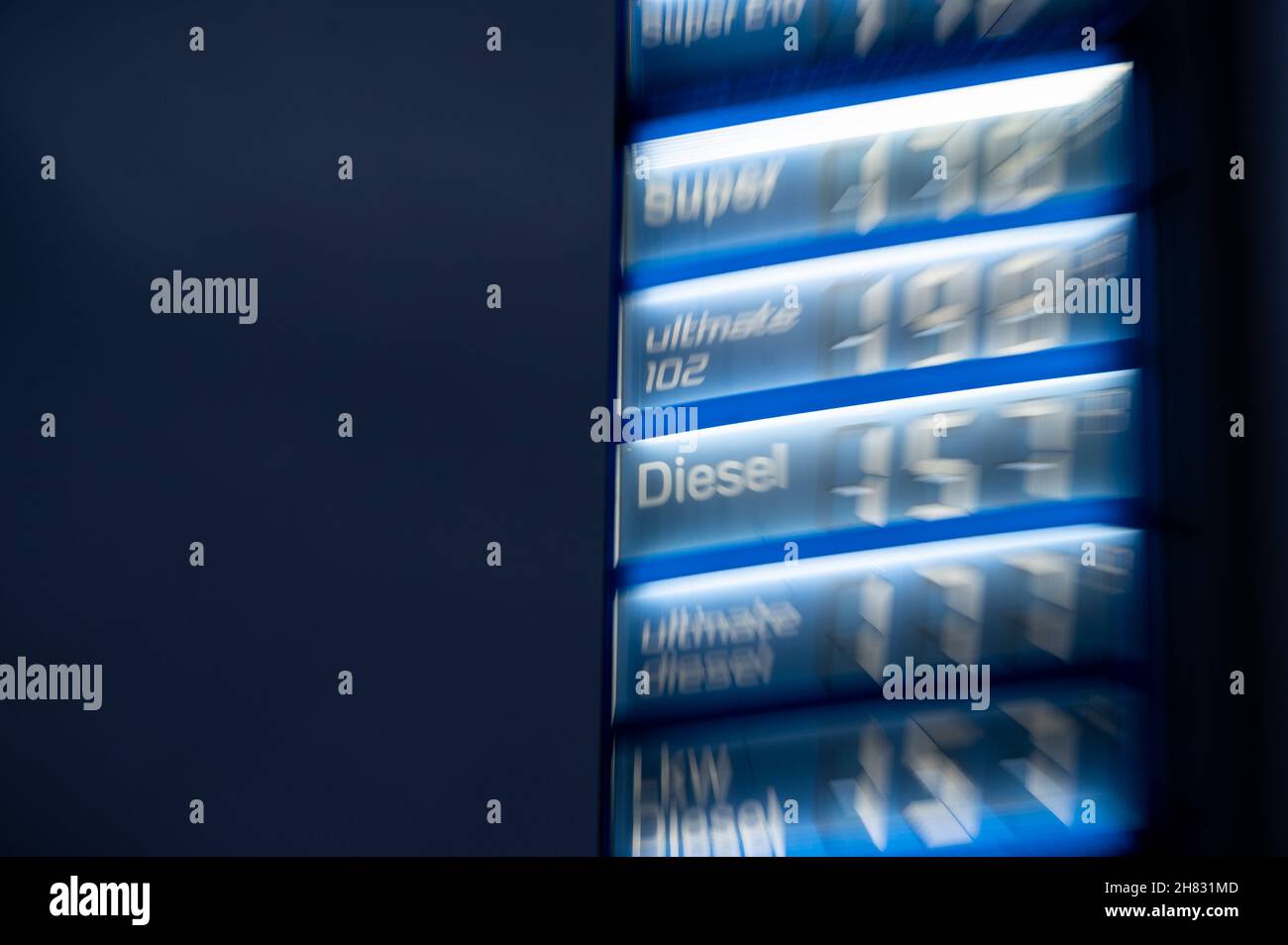 Oberhausen, Allemagne.27 novembre 2021.Un panneau d'affichage électronique indique les prix actuels de l'essence dans une station de remplissage d'Aral à Oberhausen.Credit: Fabian Strauch/dpa/Alay Live News Banque D'Images