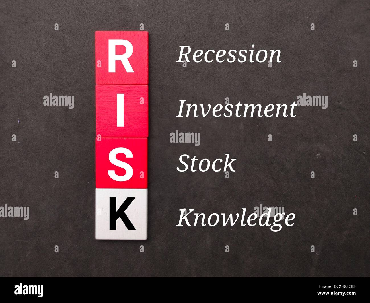 Cube coloré écrit avec LE RISQUE tex (connaissance du stock d'investissement de récession) Banque D'Images