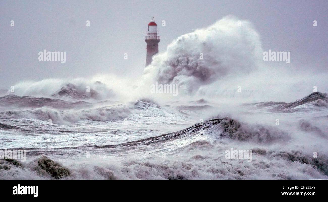 D'énormes vagues s'écrasont contre le mur de mer et le phare de Roker à Sunderland, dans la queue de Storm Arwen, qui a vu des rafales de près de 100 miles par heure dans les zones de batterie du Royaume-Uni.Date de la photo: Samedi 27 novembre 2021. Banque D'Images