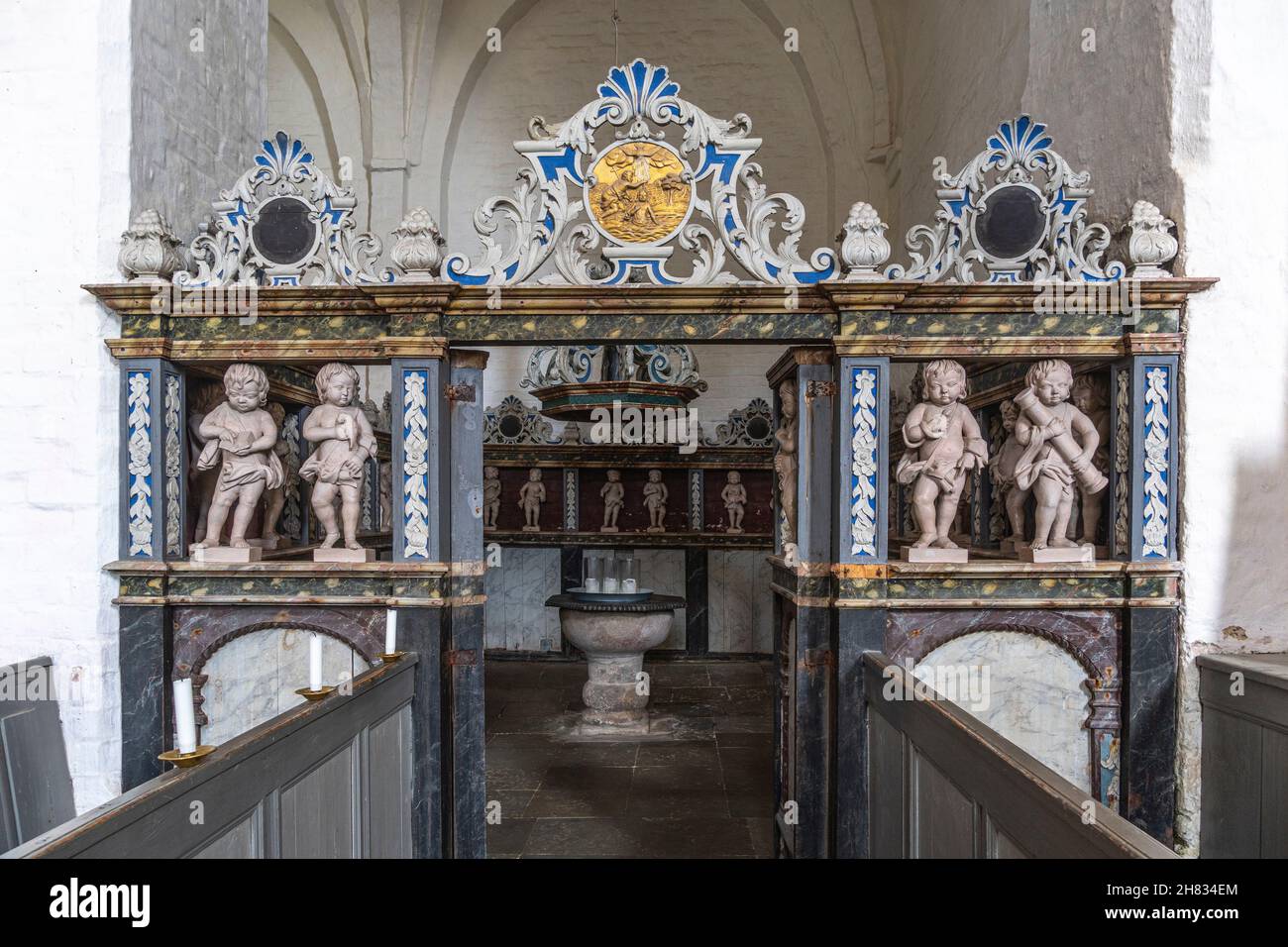 Au centre de la nef centrale se trouve la salle baptismal avec 35 personnages d'enfants sculptés en bois.Abbaye de Børglum, Hjørring, Danemark Banque D'Images