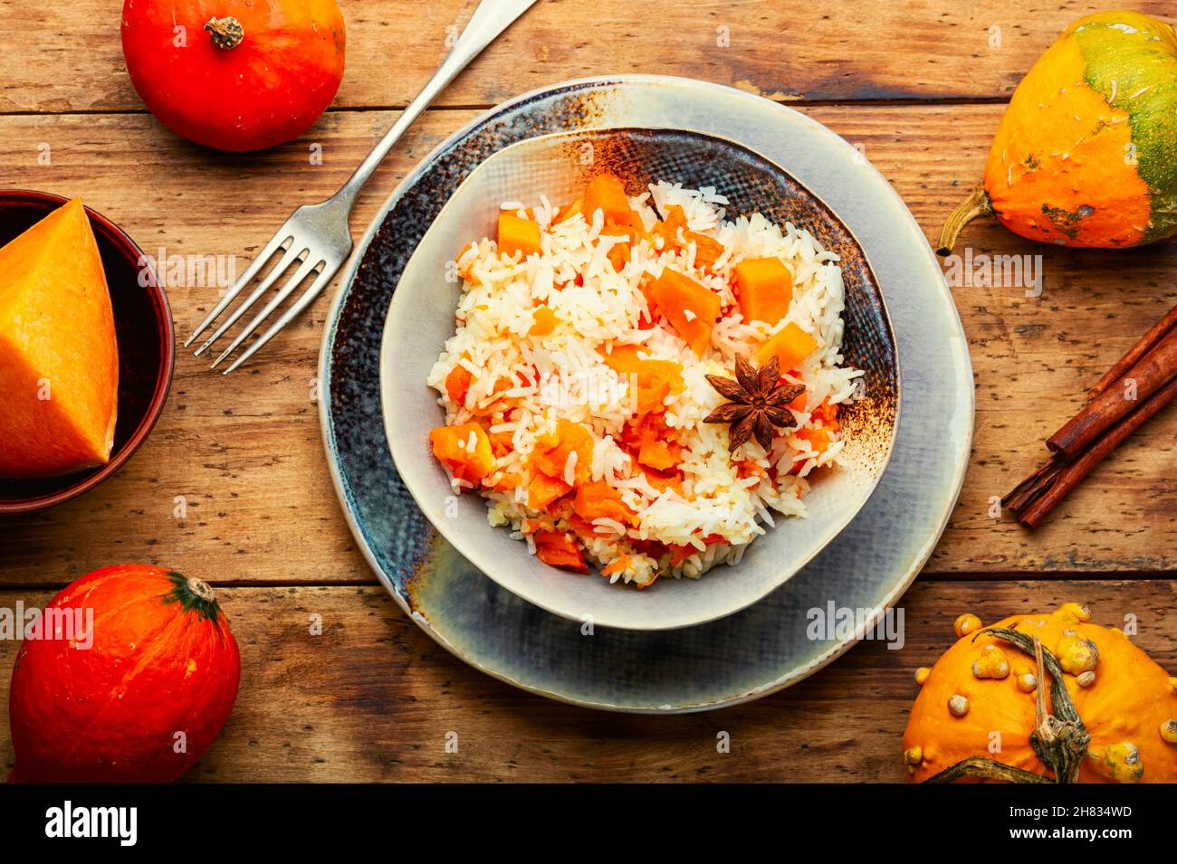 Riz à la citrouille juteuse.Pilaf végétarien à la citrouille Banque D'Images