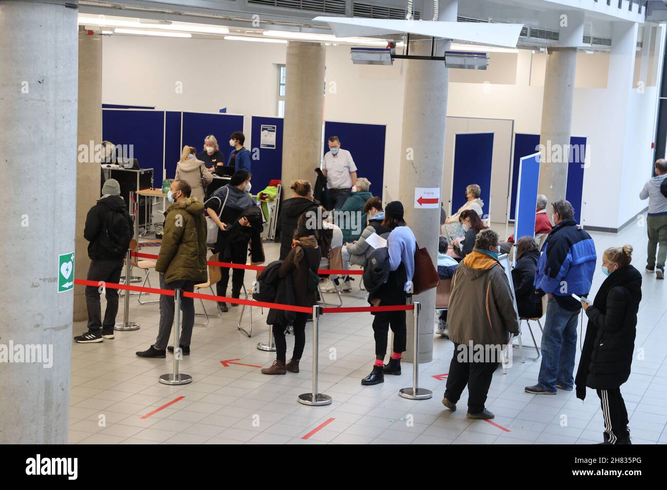 Jena, Allemagne.27 novembre 2021.De nombreuses personnes attendent leur vaccination Corona dans un poste mobile de vaccination sur le campus de l'université Friedrich Schiller.Un centre communautaire de vaccination sera créé ici à partir de la semaine prochaine.Credit: Bodo Schackow/dpa-Zentralbild/dpa/Alay Live News Banque D'Images