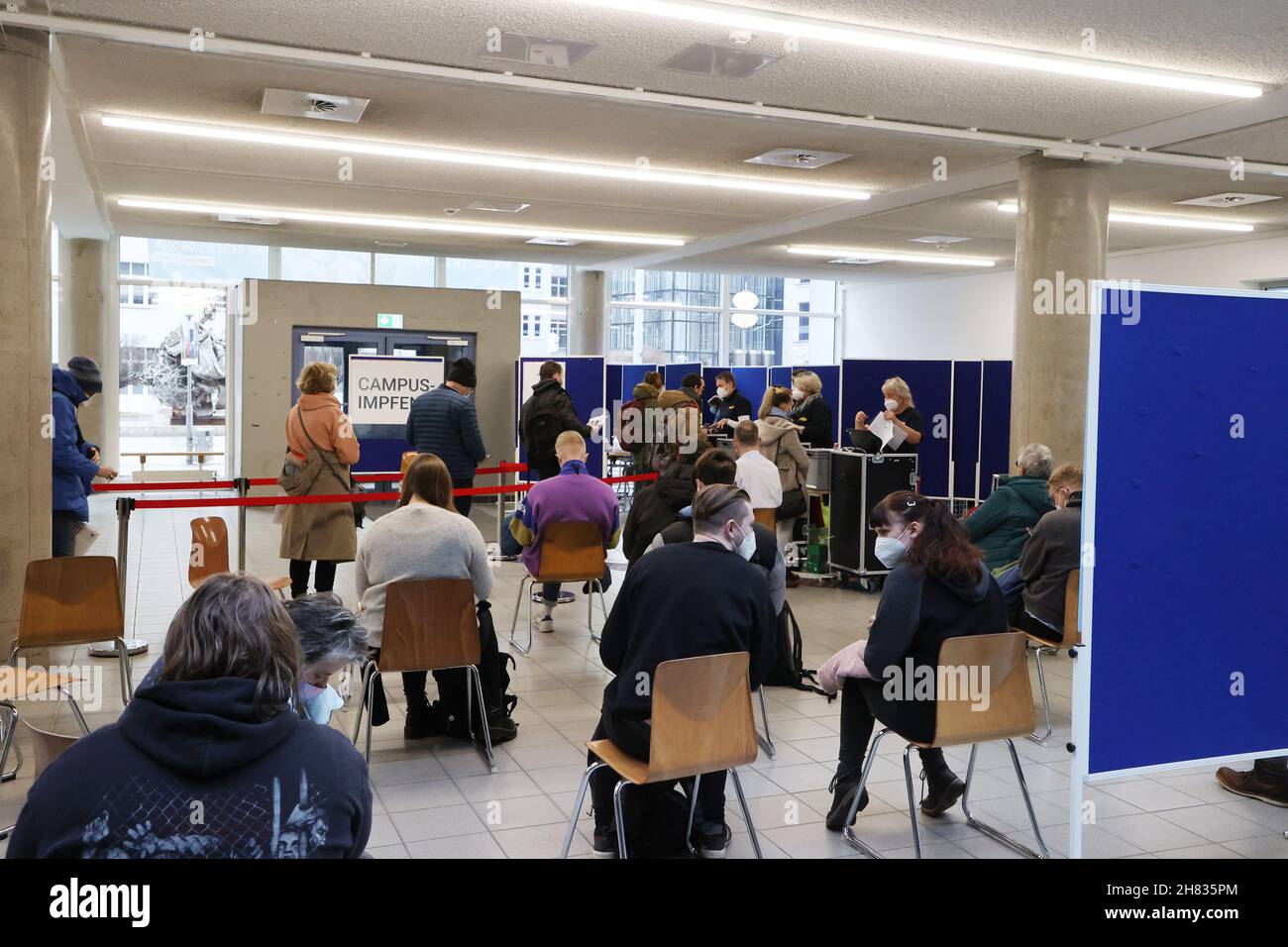 Jena, Allemagne.27 novembre 2021.De nombreuses personnes attendent leur vaccination Corona dans un poste mobile de vaccination sur le campus de l'université Friedrich Schiller.Un centre communautaire de vaccination sera créé ici à partir de la semaine prochaine.Credit: Bodo Schackow/dpa-Zentralbild/dpa/Alay Live News Banque D'Images