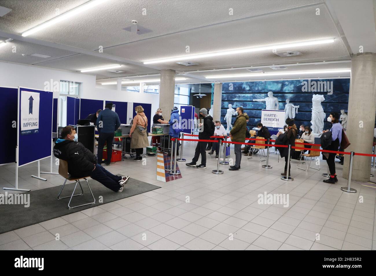 Jena, Allemagne.27 novembre 2021.De nombreuses personnes attendent leur vaccination Corona dans un poste mobile de vaccination sur le campus de l'université Friedrich Schiller.Un centre communautaire de vaccination sera créé ici à partir de la semaine prochaine.Credit: Bodo Schackow/dpa-Zentralbild/dpa/Alay Live News Banque D'Images