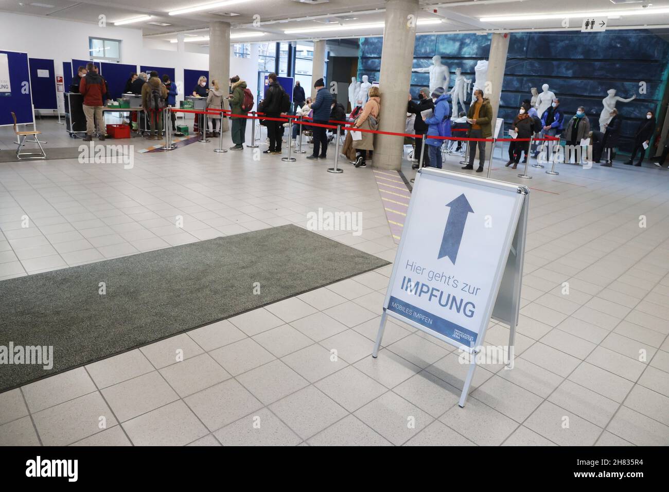 Jena, Allemagne.27 novembre 2021.De nombreuses personnes attendent leur vaccination Corona dans un poste mobile de vaccination sur le campus de l'université Friedrich Schiller.Un centre communautaire de vaccination sera créé ici à partir de la semaine prochaine.Credit: Bodo Schackow/dpa-Zentralbild/dpa/Alay Live News Banque D'Images