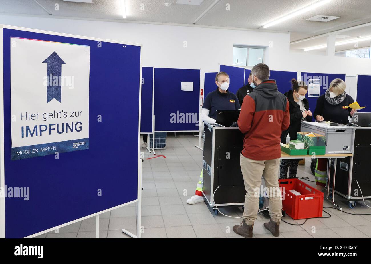 Jena, Allemagne.27 novembre 2021.Un homme attend sa vaccination dans une station mobile de vaccination sur le campus de l'université Friedrich Schiller.Un centre communautaire de vaccination sera créé ici à partir de la semaine prochaine.Credit: Bodo Schackow/dpa-Zentralbild/dpa/Alay Live News Banque D'Images