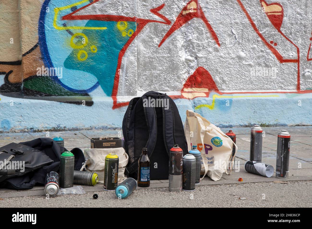 Gros plan des bombes de graffiti dans la zone du projet culturel de Bahnwaerter Thiel (Schlachthofviertel), Munich, Bavière, Allemagne. Banque D'Images