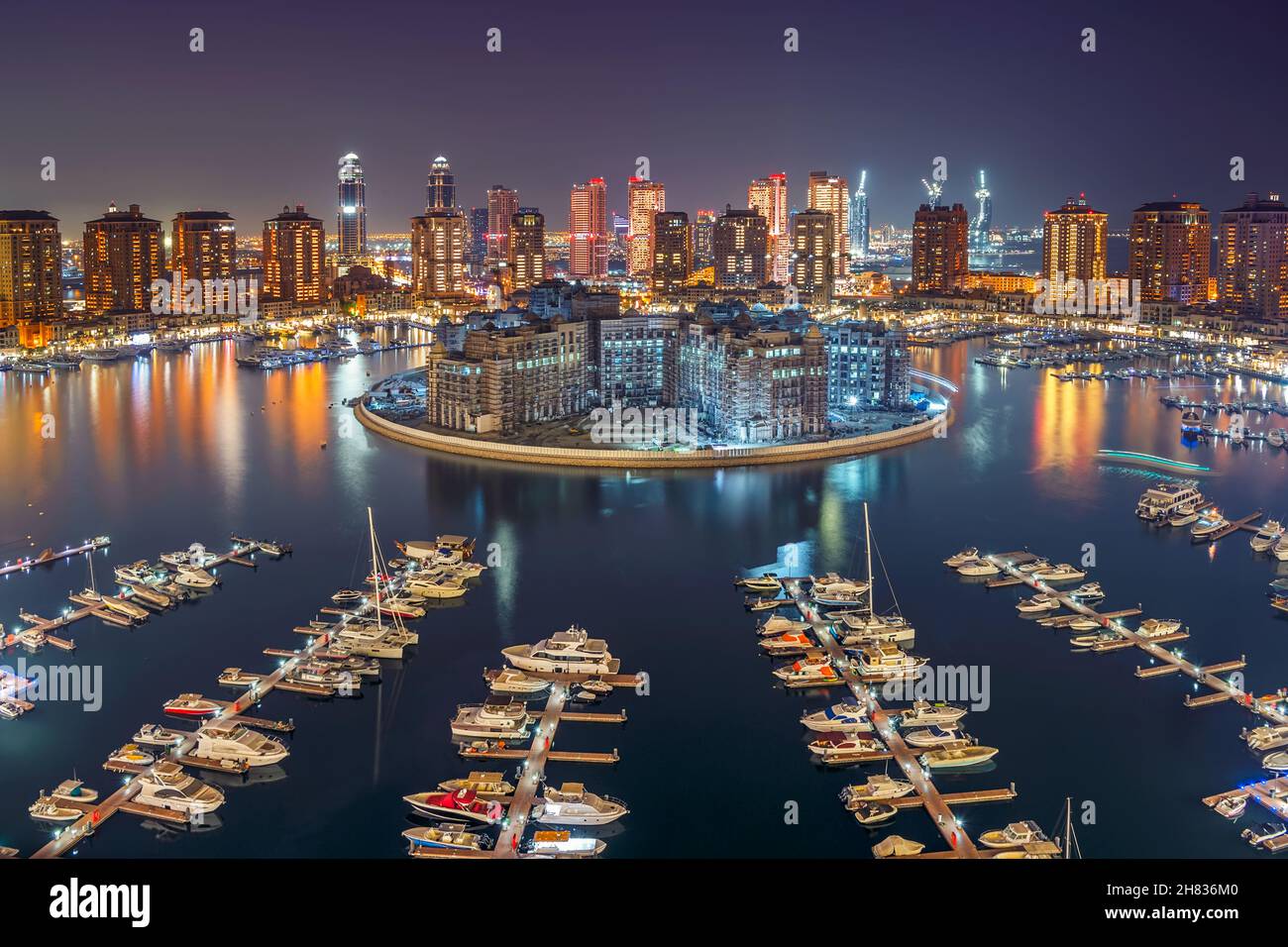 Le Pearl Qatar Doha. C'est une île artificielle au Qatar.Vue sur la marina et les bâtiments résidentiels de Porto Arabia Doha Banque D'Images
