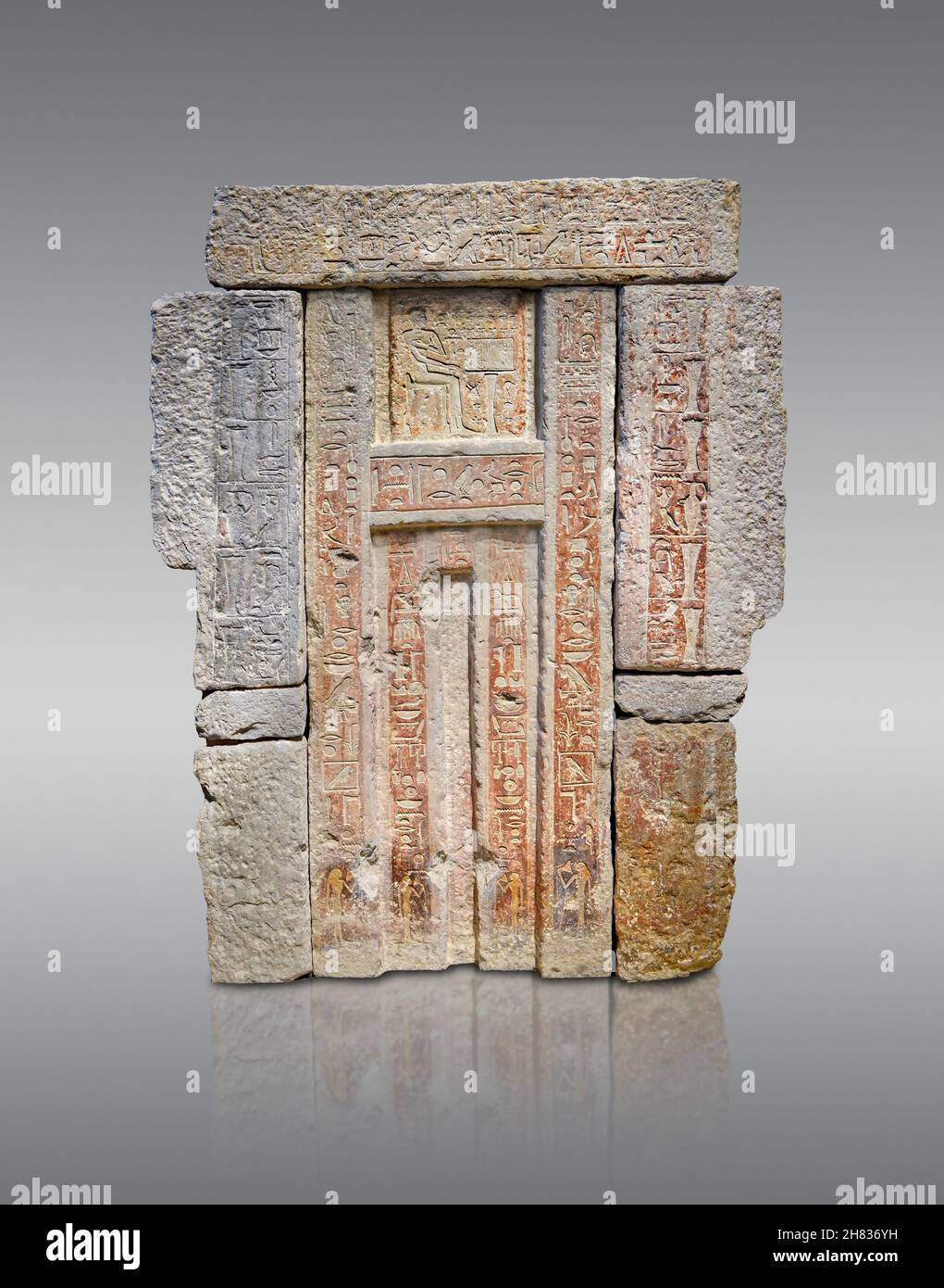 Fausse porte égyptienne antique de la tombe de Chenit, 2374–2191 av. J.-C., 6e dynastie, Giza.Kunsthistorisches Muesum Vienne AS 8007.La fausse porte dans un tombeau Banque D'Images