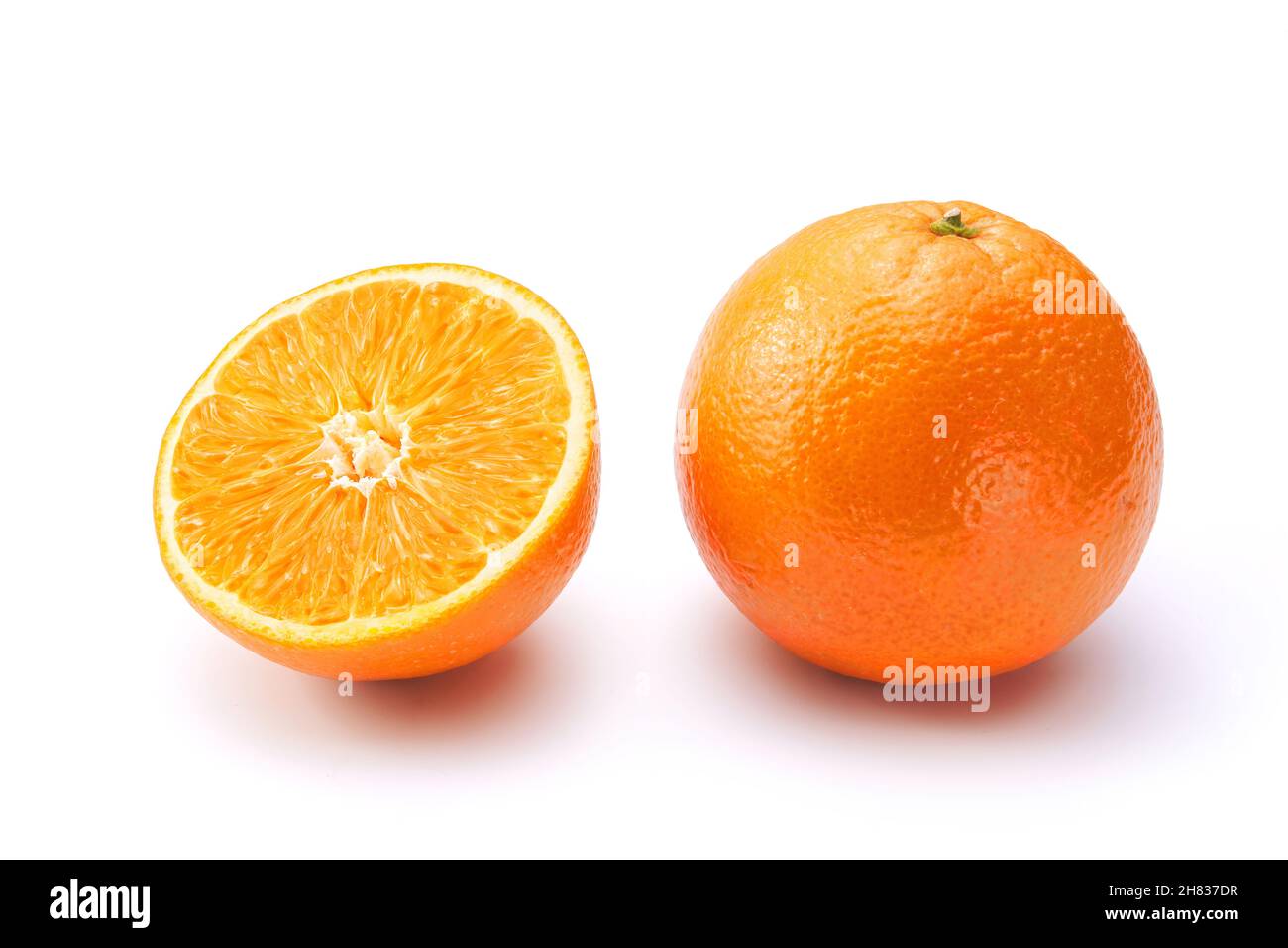 Oranges sur fond blanc.Un tout et demi. Banque D'Images
