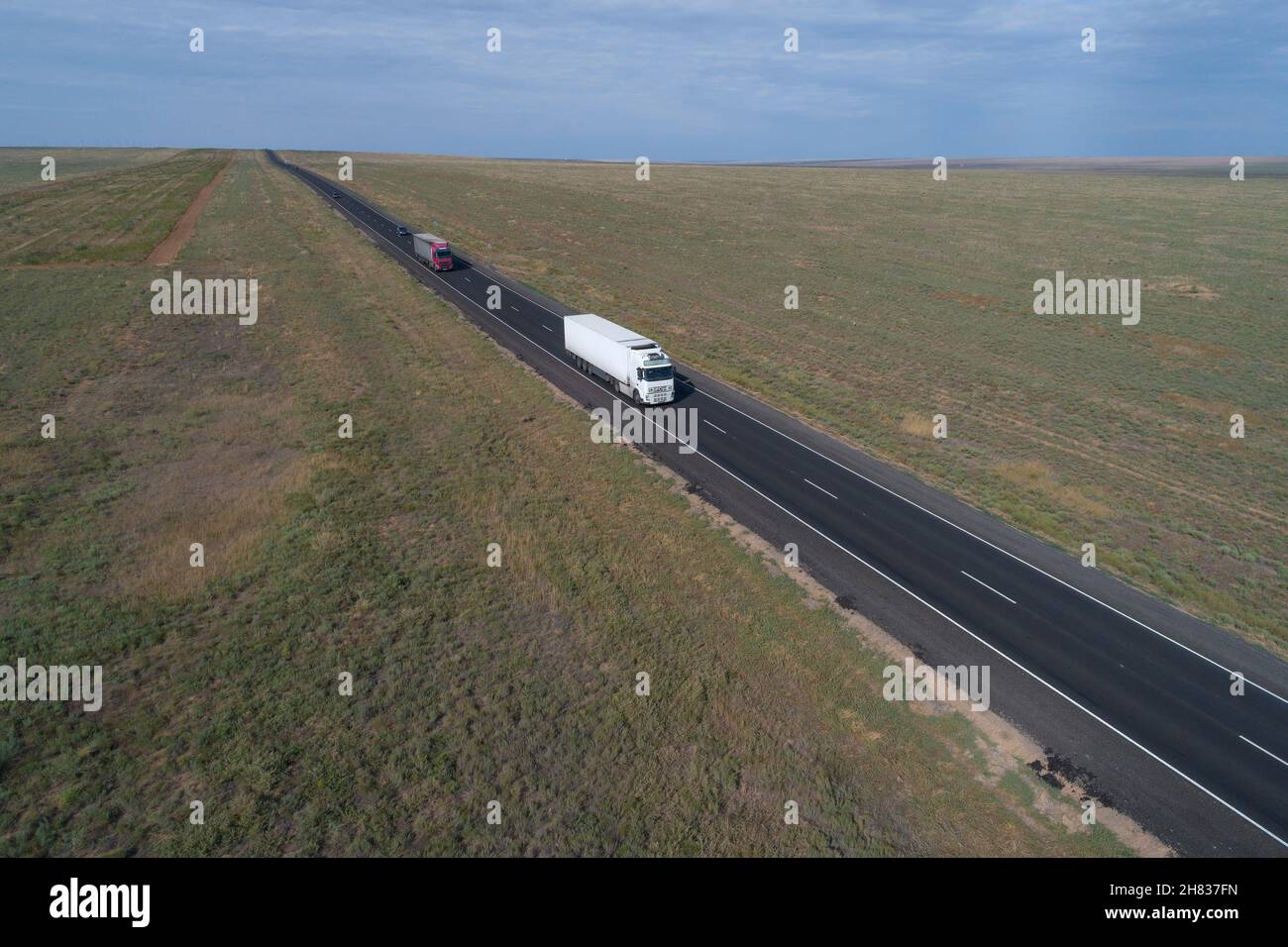 Deux trains routiers sur l'autoroute Elista-Derbent le jour ensoleillé ...