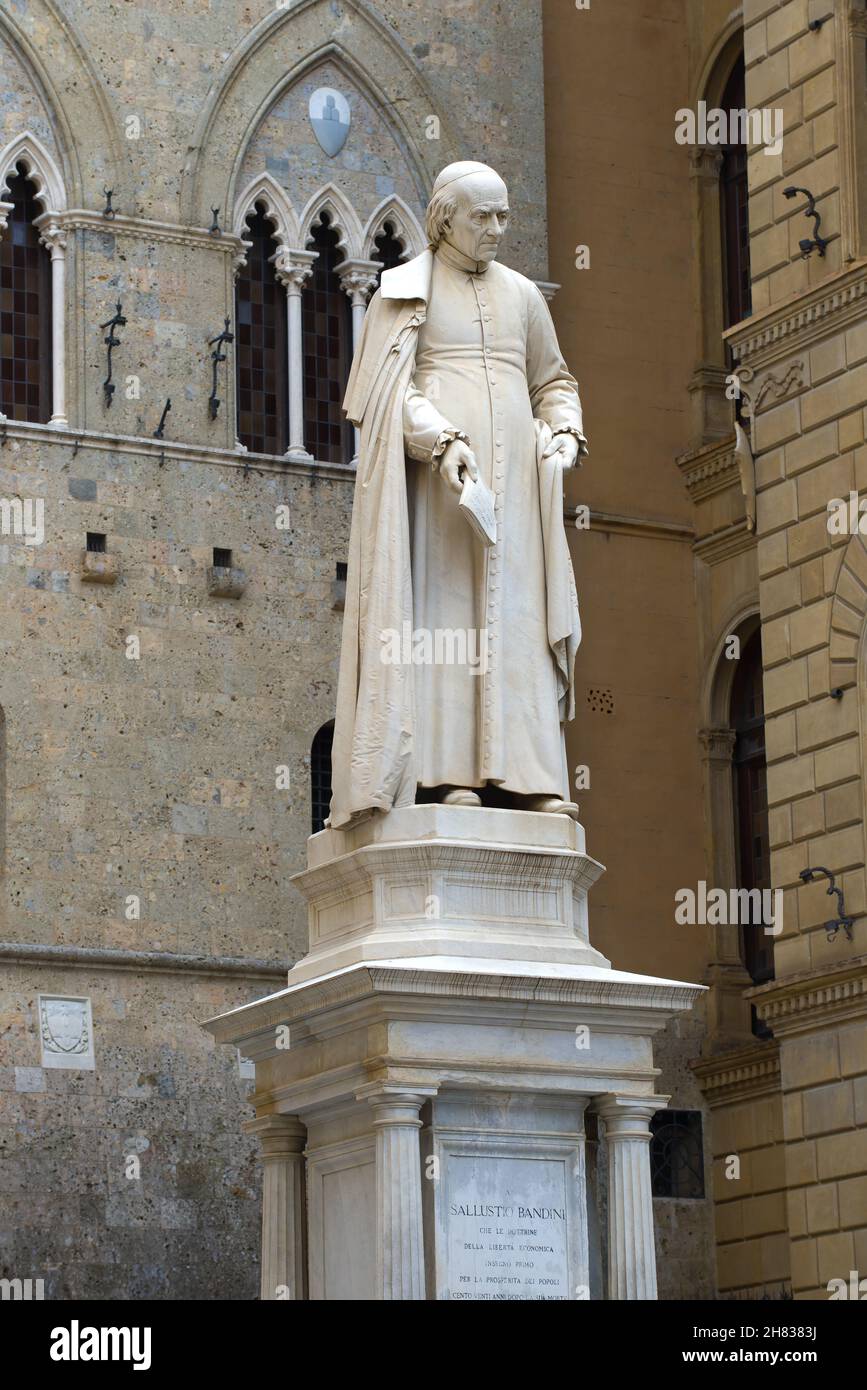 SIENNE, ITALIE-24 SEPTEMBRE 2017 : monument du célèbre prêtre, le savant économiste du XVIIIe siècle, Salustio Bandini, sur la Piazza Tolomei Banque D'Images