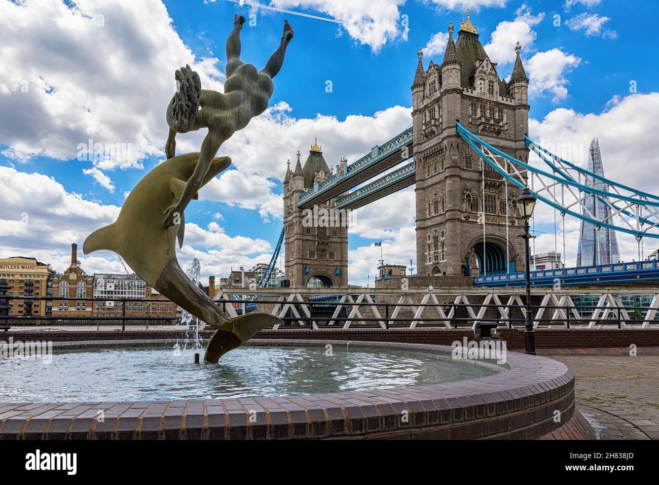 Londres, Royaume-Uni - 7 juin 2017 : Tower Bridge et The Bronze Girl with a Dolphin Fountain Statue, par David Wynne, River Thames, Londres ; Angleterre Banque D'Images