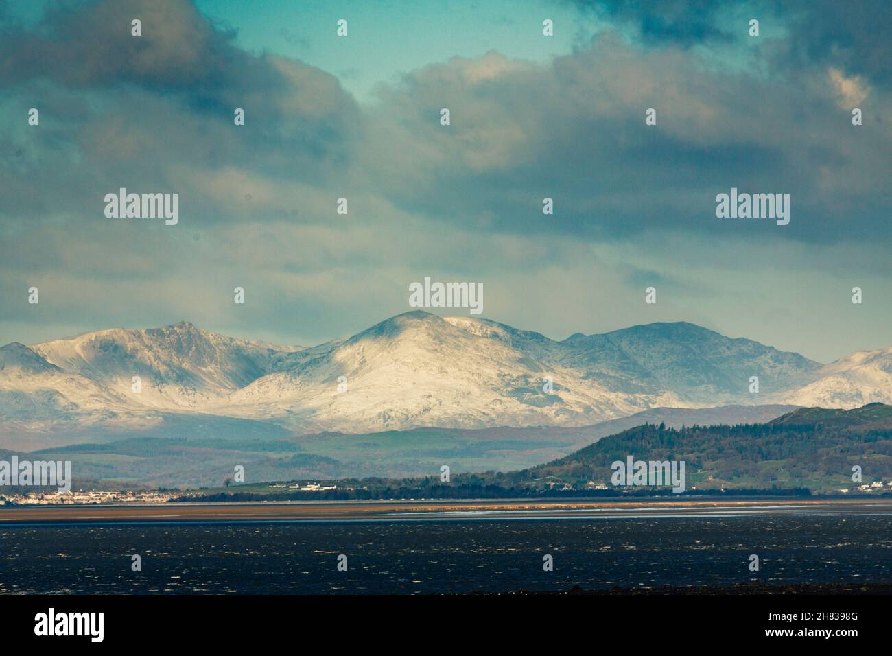 Heysham, Lancashire, Royaume-Uni.27 novembre 2021.La première neige de l'hiver sur les Fells de Southlakeland crédit: PN News/Alamy Live News Banque D'Images