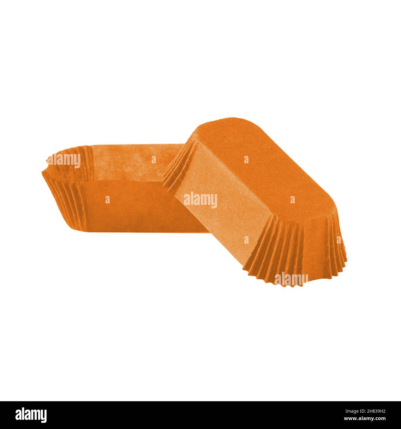 Forme de cuisson en papier orange pour les eclaloires et les gâteaux isolés sur fond blanc Banque D'Images