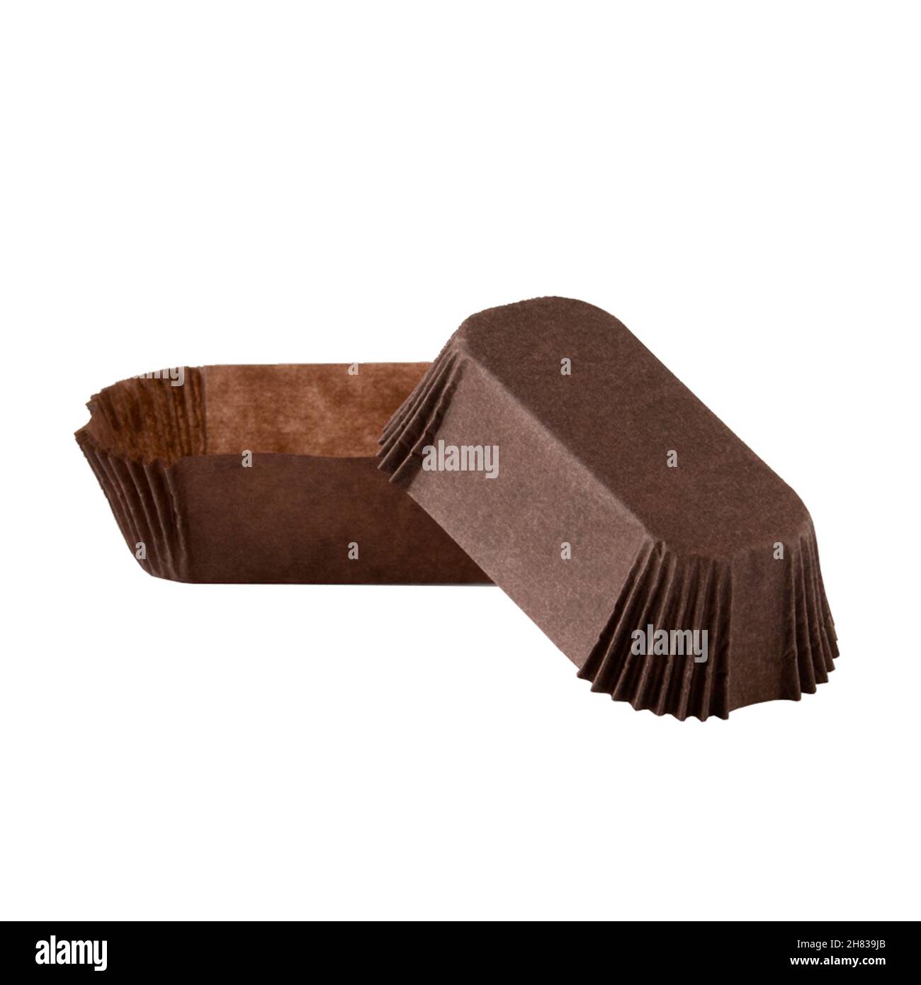 Forme de cuisson en papier brun pour les eclaloires et les gâteaux isolés sur fond blanc Banque D'Images