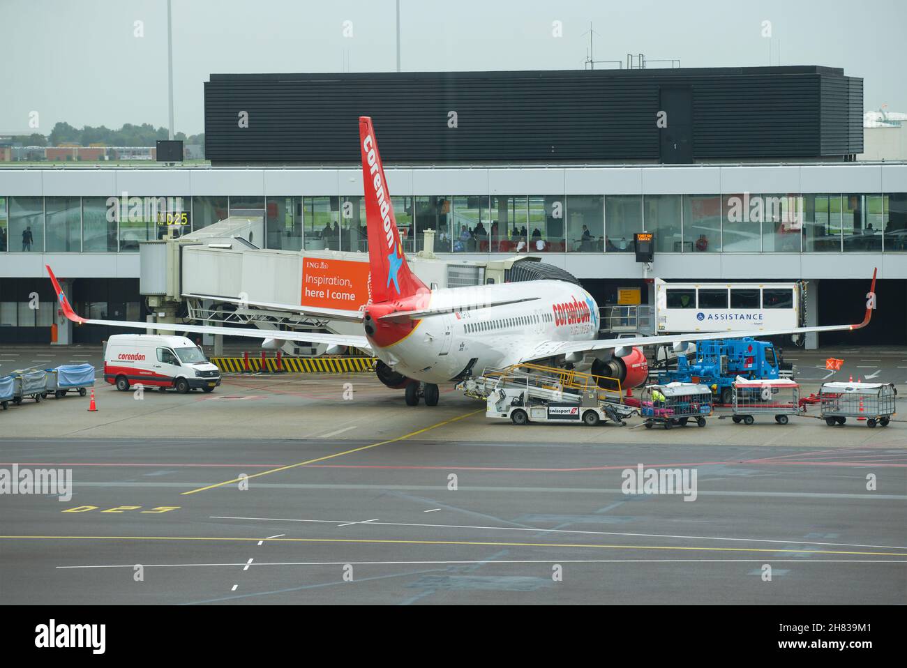 AMSTERDAM, PAYS-BAS - 30 SEPTEMBRE 2017 : Boeing 737 (TC-TJI) de Corendon Airlines à l'aéroport de Schiphol par une journée nuageux Banque D'Images