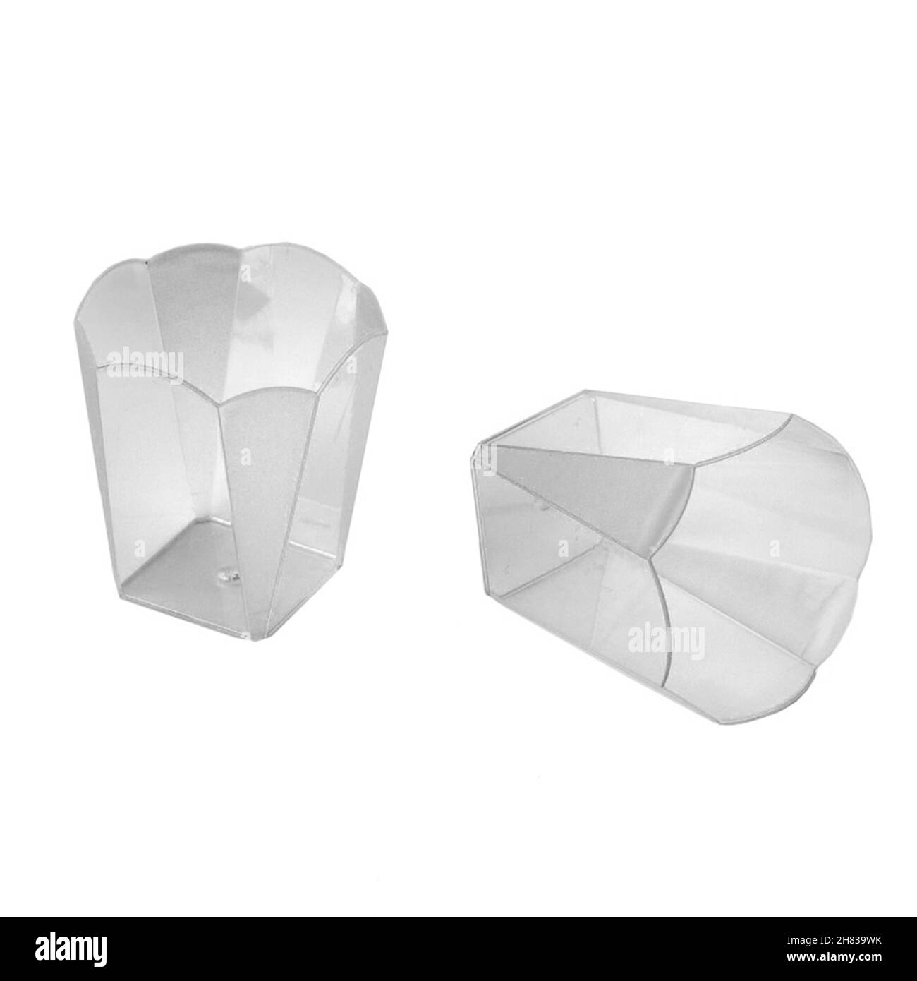 Verre ou tasse en plastique isolé sur fond blanc, un verre pour desserts, jus ou crème glacée Banque D'Images