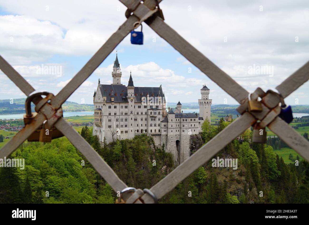 Château bavarois Neuschwanstein dans les Alpes et lac Forggensee en arrière-plan photographié depuis le pont Marienbruecke (Bavière, Allemagne) Banque D'Images