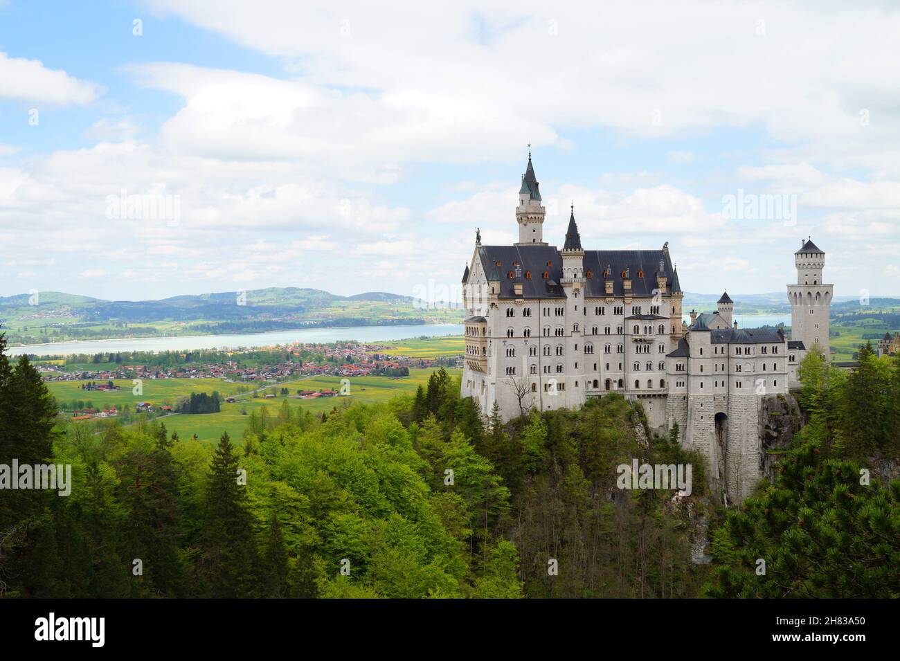 Château bavarois Neuschwanstein dans les Alpes et lac Forggensee en arrière-plan photographié depuis le pont Marienbruecke (Bavière, Allemagne) Banque D'Images