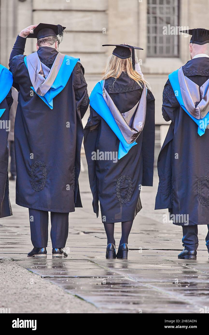 Des granduates couronnées de succès s'alignent dans la cour de Clarendon après la cérémonie de remise de leur diplôme au Sheldonian Theatre de l'université d'Oxford, le 26 novembre 2021, sur une peau humide. Banque D'Images