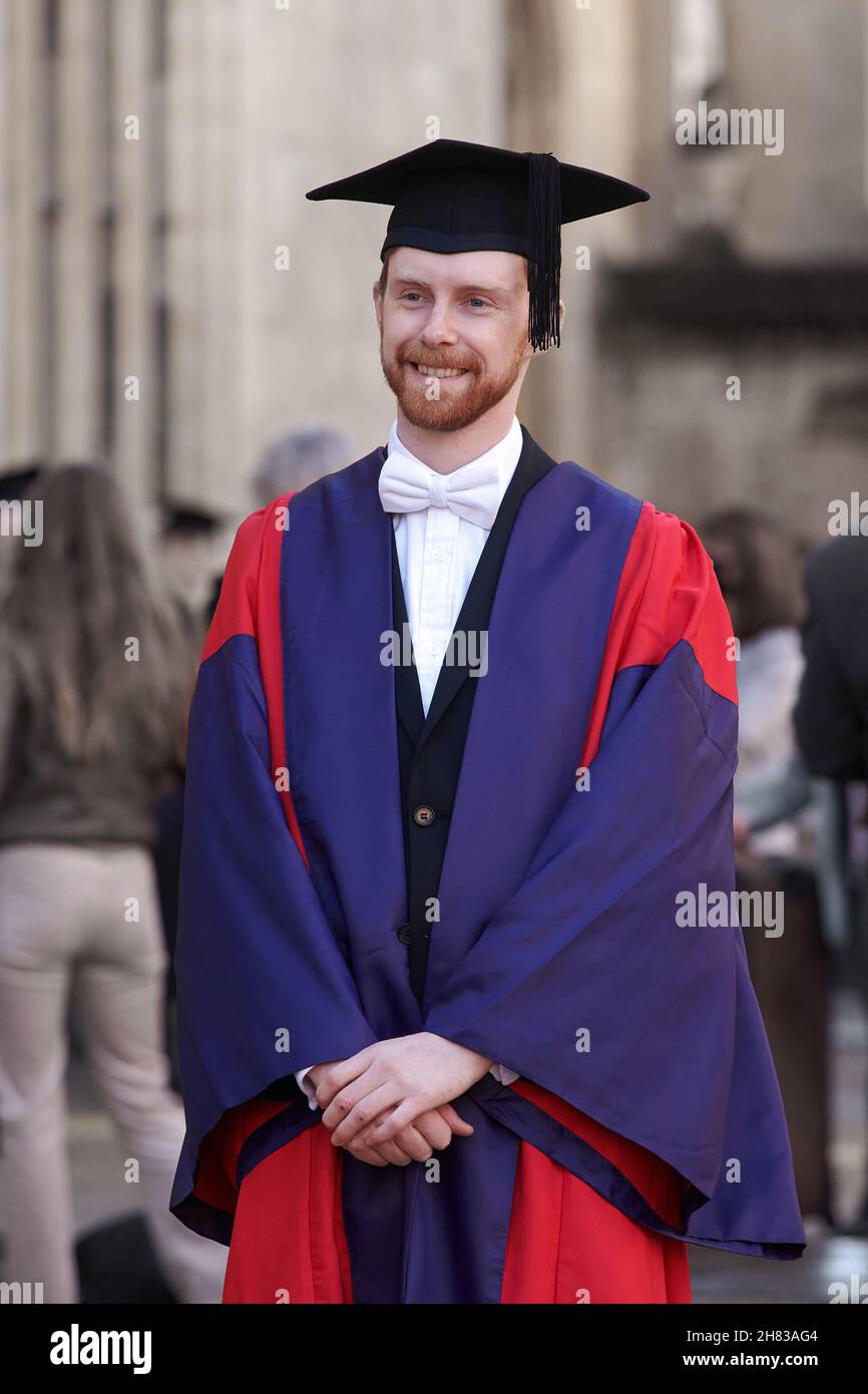 Un étudiant de troisième cycle réussi pose une photo après la cérémonie de remise de son diplôme au théâtre Sheldonian de l'université d'Oxford, le 26 novembre 2021, sur une peau humide. Banque D'Images