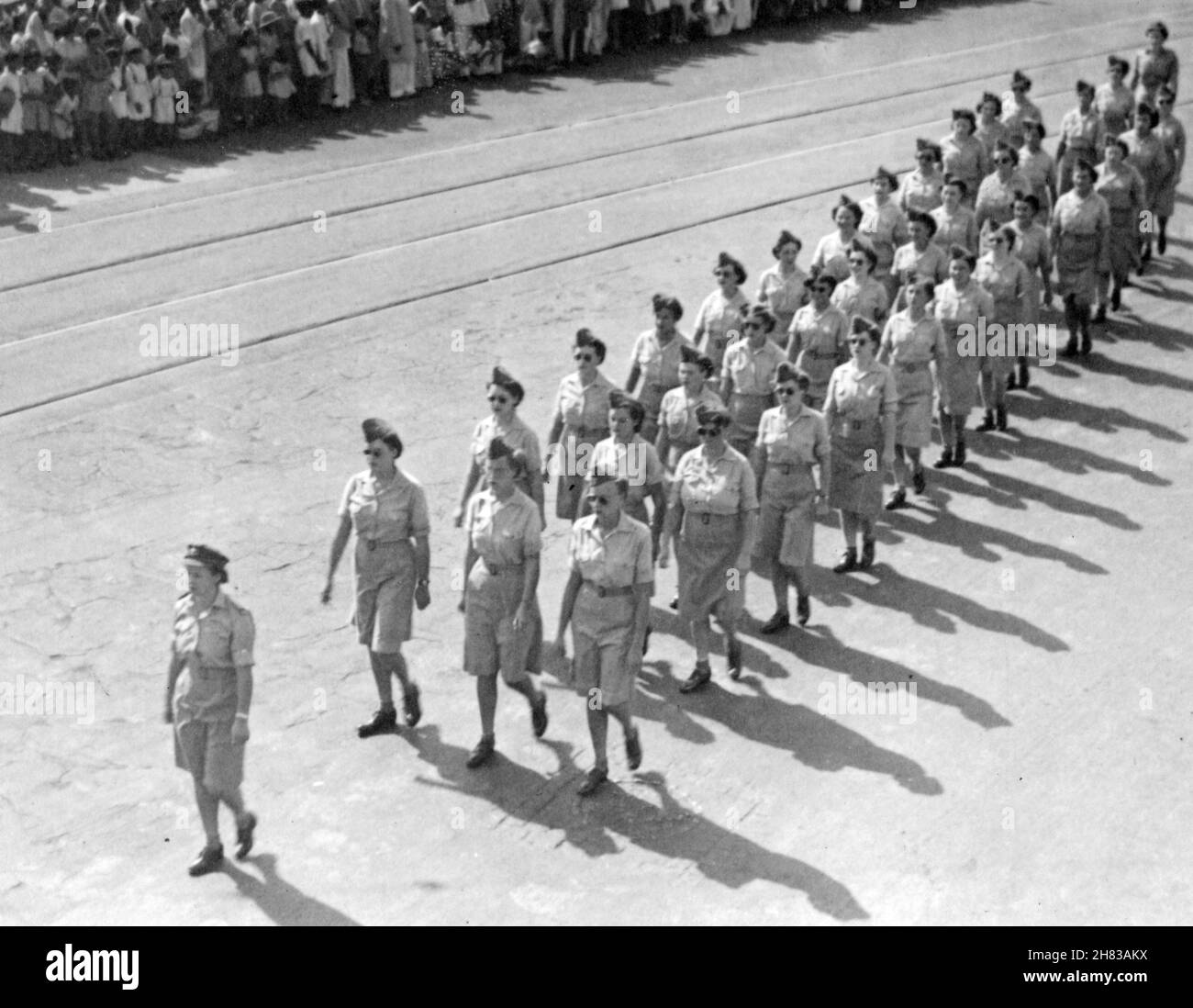 Inscription au dos de la photo, écrite par la WAF Cora Anderson, Irlande du Nord: 'V Day Parade, Bombay, lundi 14 août 1945.Mammy, vous pensez que ça a l'air bien ?Smart WAFs non ?Je n'ai pas l'air TROP gras - est-ce que je ????C'est la seule copie que j'ai, alors ne la perdez pas.'Le personnel de la Force aérienne auxiliaire des femmes est arrivé en Inde en novembre 1944.Tout le personnel de la WAAF a été retiré de l'Inde en juin 1946 en raison de la situation politique. Banque D'Images