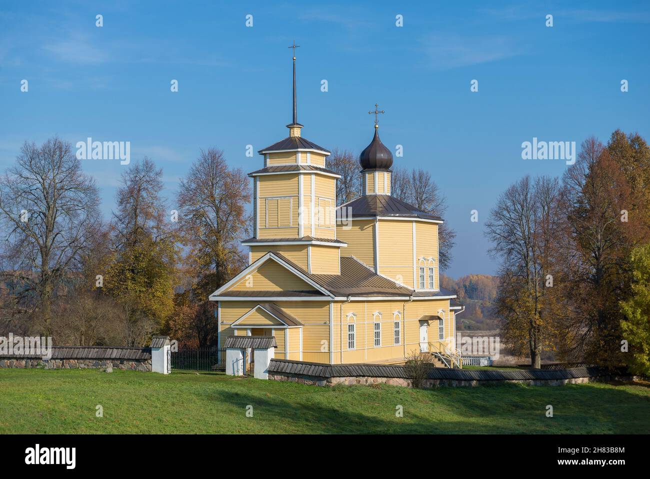 L'ancienne église de Saint-Georges sur la colonie de Voronich le jour ensoleillé d'octobre.Pouchkinskie Gory.Région de Pskov, Russie Banque D'Images