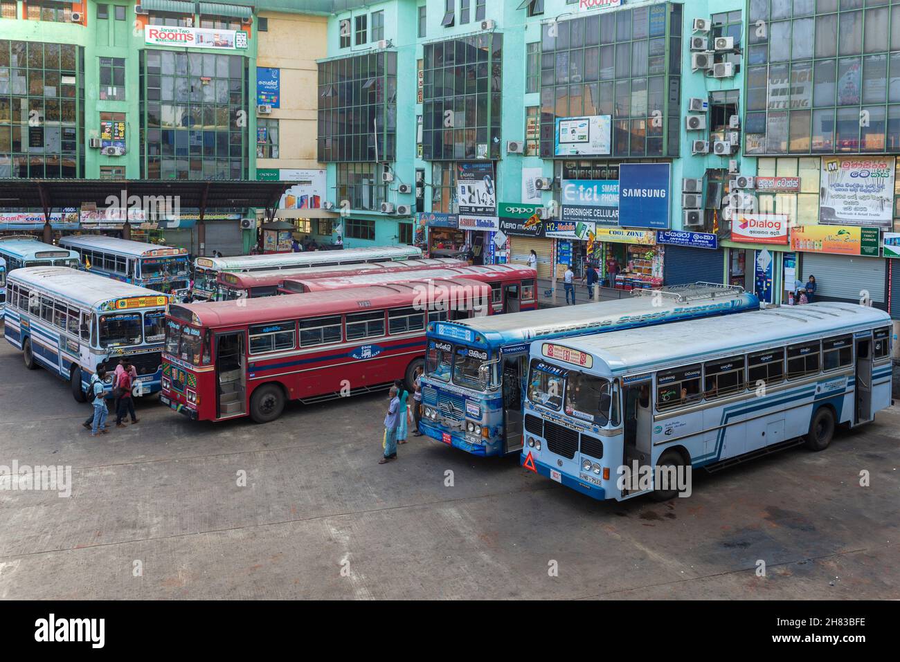 KURUNEGALA, SRI LANKA - 04 FÉVRIER 2020 : bus interurbains dans la cour du terminal de bus de la ville Banque D'Images