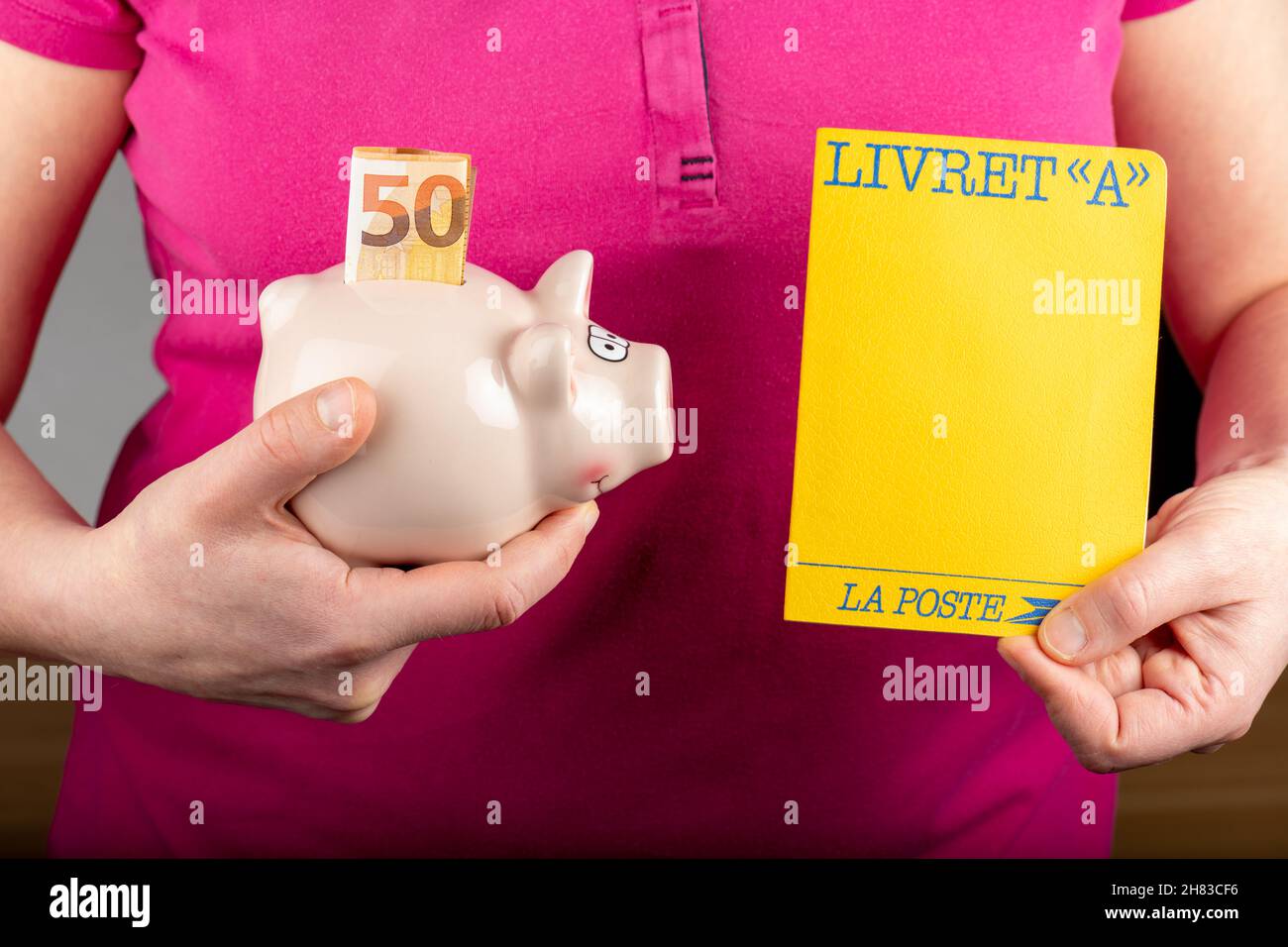 Paris, France - 09 janvier 2020 : Livret A, 'La Poste' livre d'épargne postale dans la main d'une personne Banque D'Images
