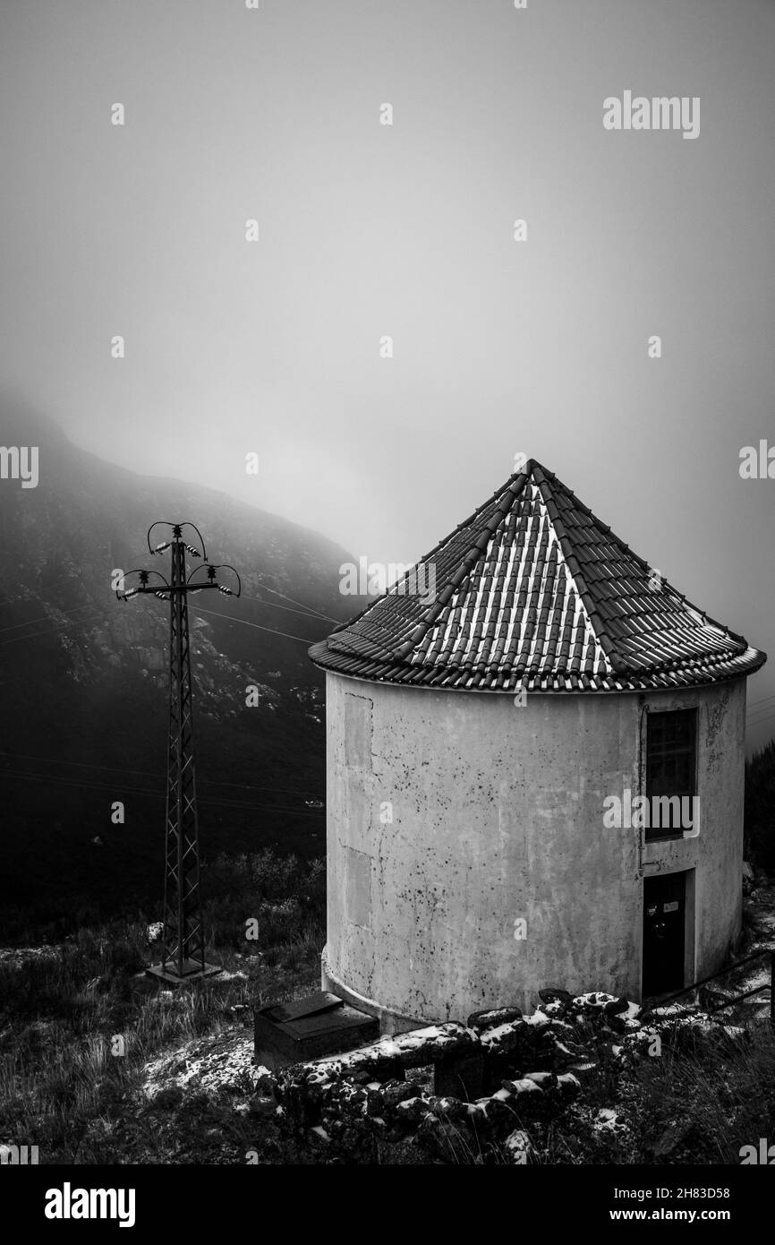 Bâtiment isolé dans les montagnes Banque D'Images