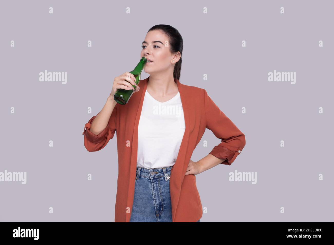 Fille boire de la bière à la bouteille.Fille avec bouteille de bière dans les mains.Boisson alcoolisée Banque D'Images