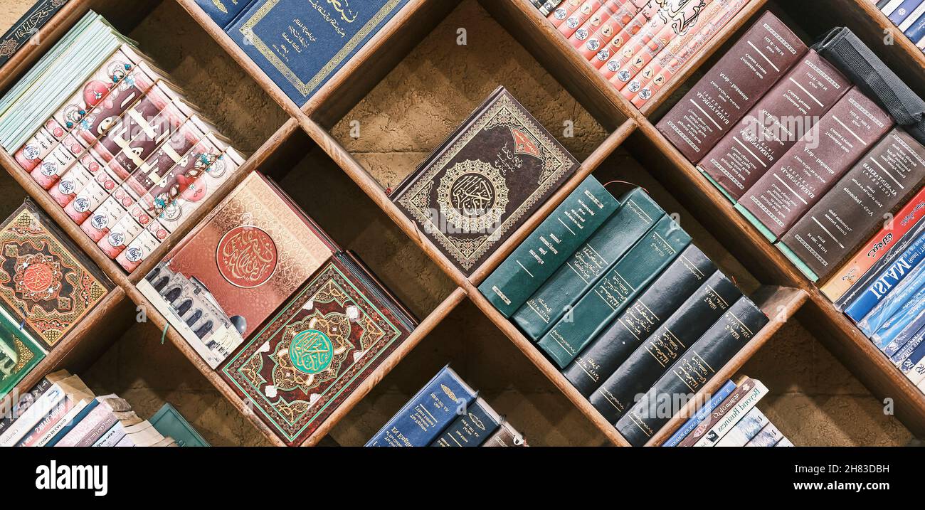 Bibliothèque avec des livres religieux sur l'islam dans différentes langues  Photo Stock - Alamy