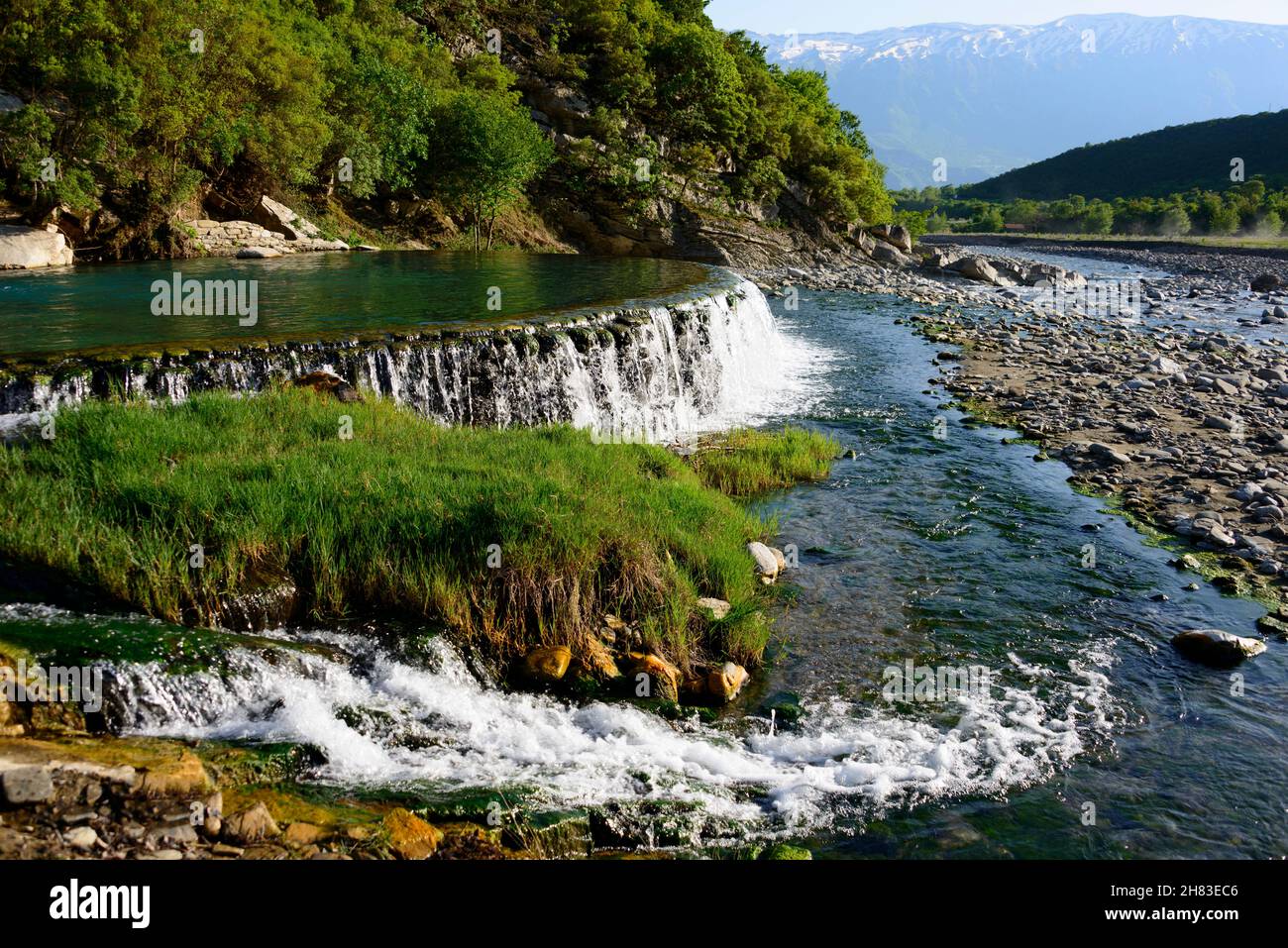 Schwefelhaltige warme Quelle, Thermalcelle, Fluss Lengarica, Benja, Albanien Banque D'Images