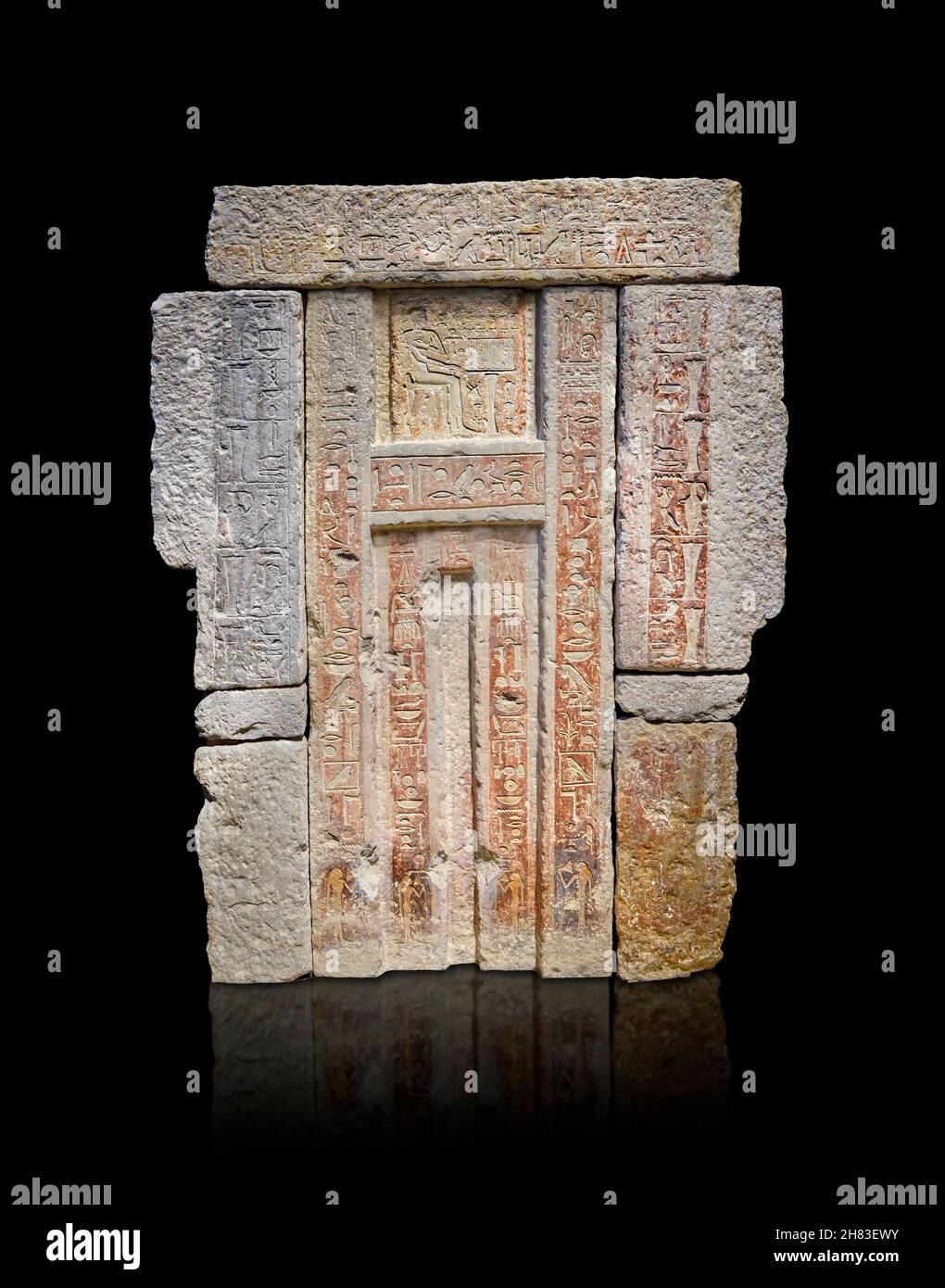 Fausse porte égyptienne antique de la tombe de Chenit, 2374–2191 av. J.-C., 6e dynastie, Giza.Kunsthistorisches Muesum Vienne AS 8007.La fausse porte dans un tombeau Banque D'Images