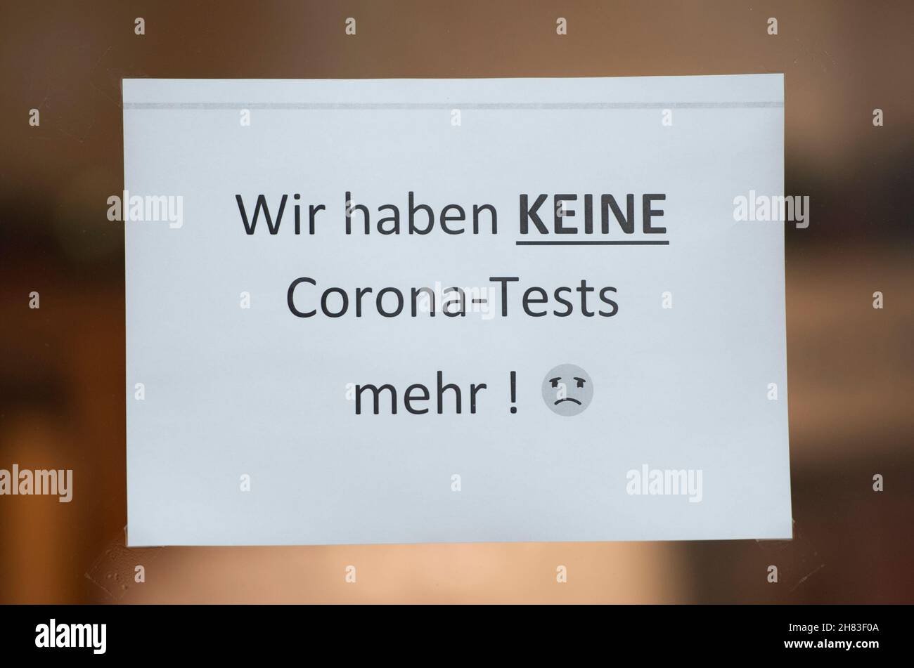 Potsdam, Allemagne.27 novembre 2021.Sur la porte d'une pharmacie dans le quartier hollandais est accroché un panneau qui indique, "nous n'avons plus de tests Corona!"Credit: Christophe bateau/dpa/Alay Live News Banque D'Images