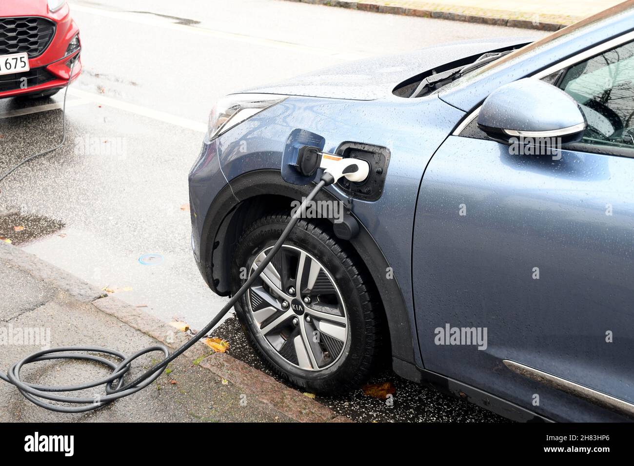 Copenhague/Danemark./27 novembre 2021/ les voitures électriques Ford et Kia se chargent au point de charge de Copenhague.(Photo..Francis Joseph Dean/Dean Pictures) Banque D'Images