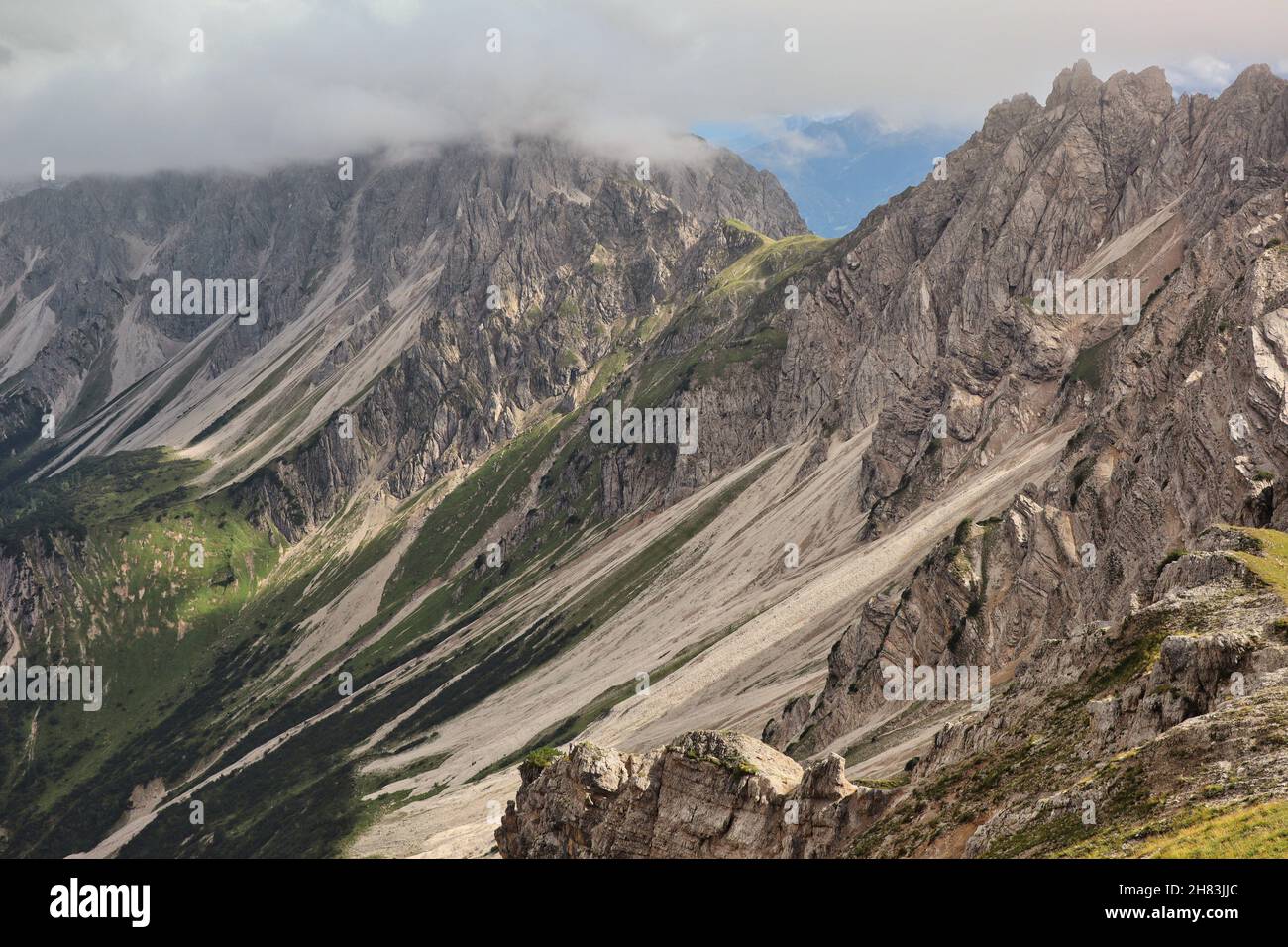 Vue spectaculaire sur la nature rocheuse depuis Seefelder Spitze en Autriche.Magnifique paysage de haute roche dans le Tyrol en été. Banque D'Images