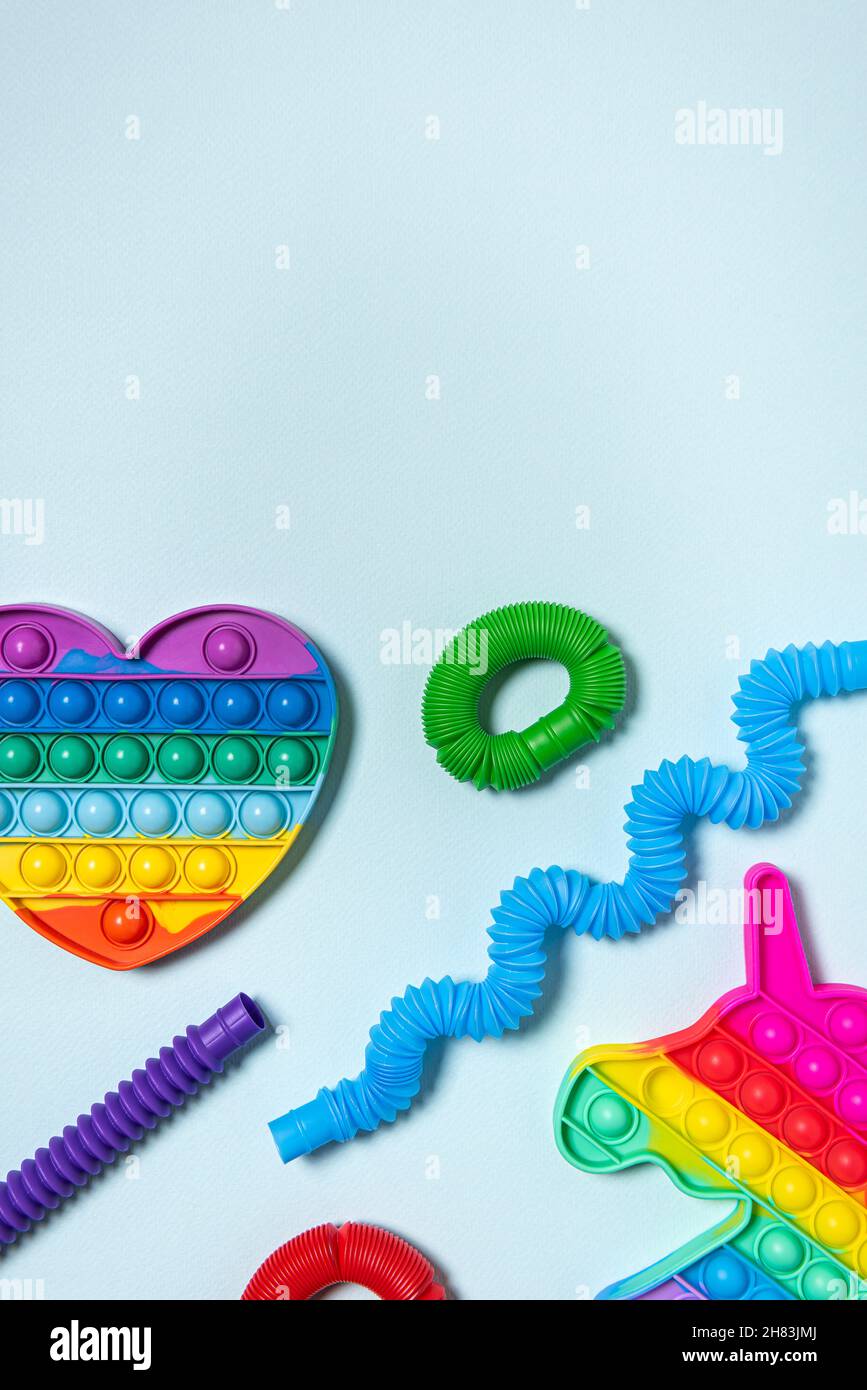 Rouge, violet, vert et bleu pop it tube jouets pour enfants pliés dans  différentes formes, coeur arc-en-ciel et licorne.Ensemble de jouets  multicouleurs en plastique antistress Photo Stock - Alamy