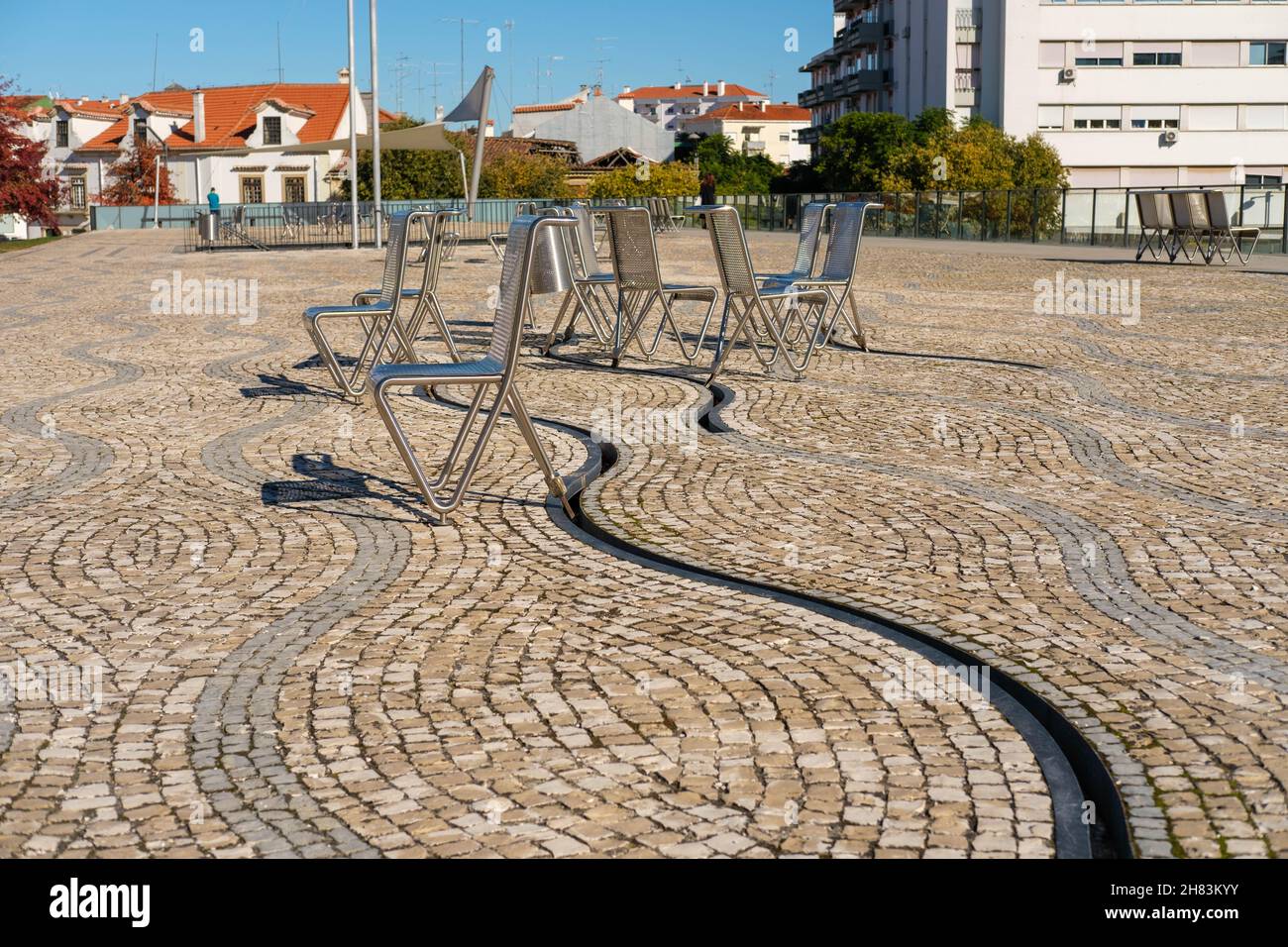 Castelo Branco, Portugal - novembre 09 2021 : chaises mobiles en acier inoxydable sur rails coulissants à Castelo Branco Portugal Banque D'Images