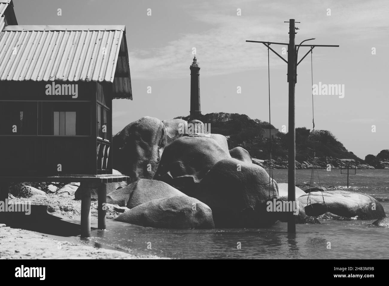 Noir blanc nature mer paysage île vue arrière-plan.Soleil jour ciel crique sable rivage roche.Bois pilot eau maison d'été fenêtre ardoise toit.Attendez vieux Banque D'Images