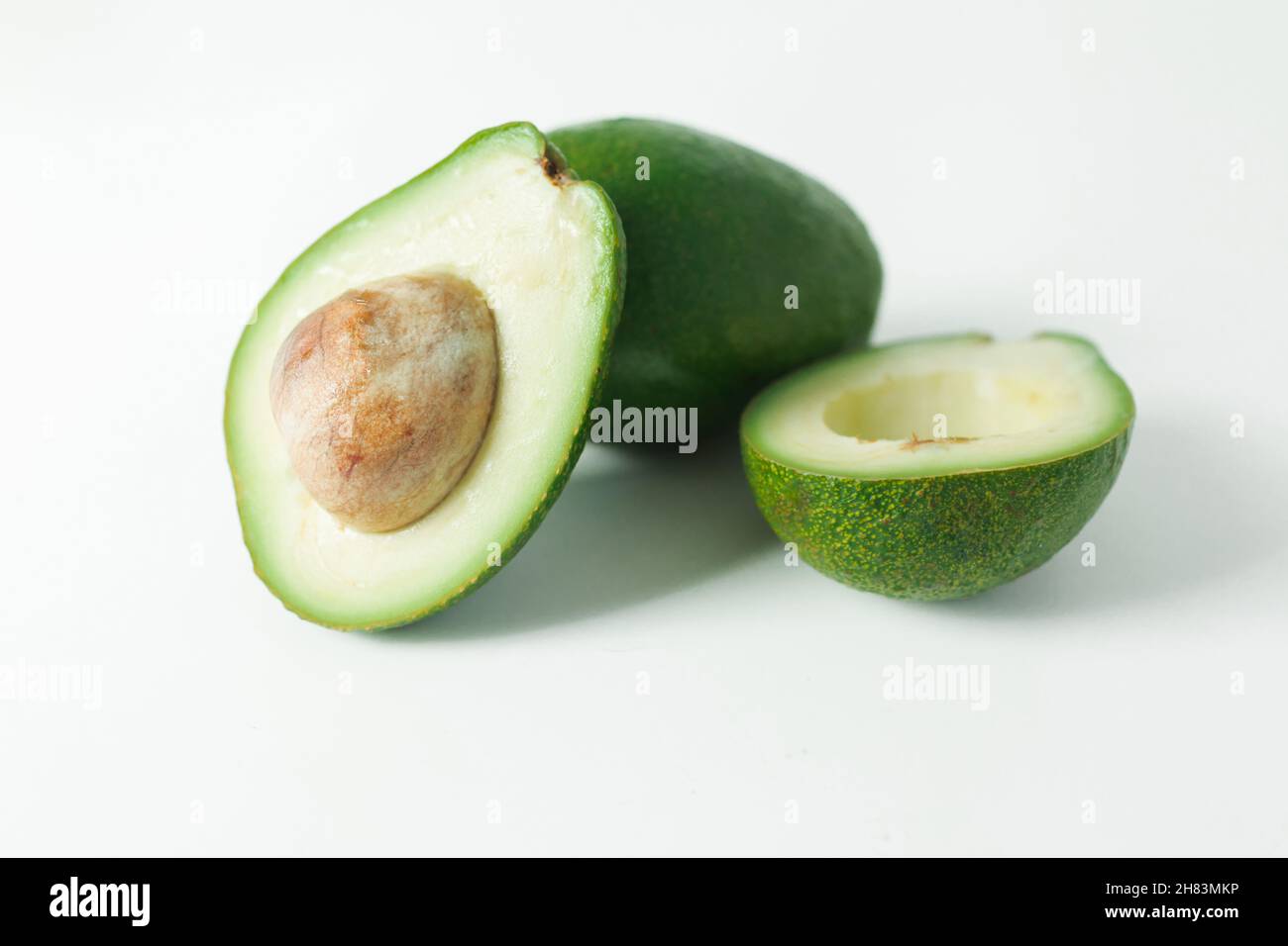 Avocat entier et moitié sur fond blanc.Concept de nourriture naturelle.Gros plan Banque D'Images