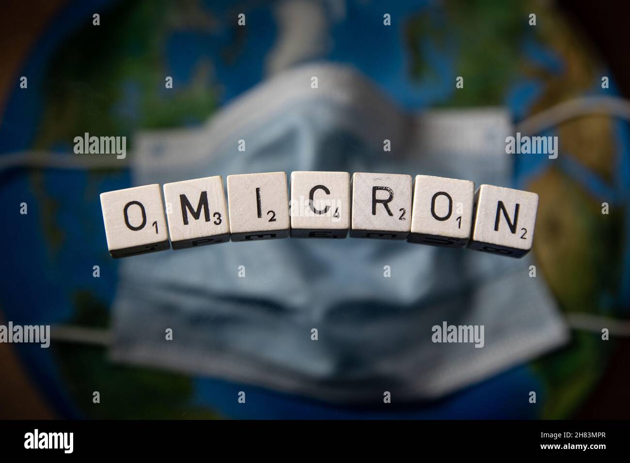 Les lettres OMICRON orthographient Omicron, le nom que l'OMS a donné à une nouvelle variante de Covid-19 pays du monde entier, introduit de nouveaux voyages Banque D'Images