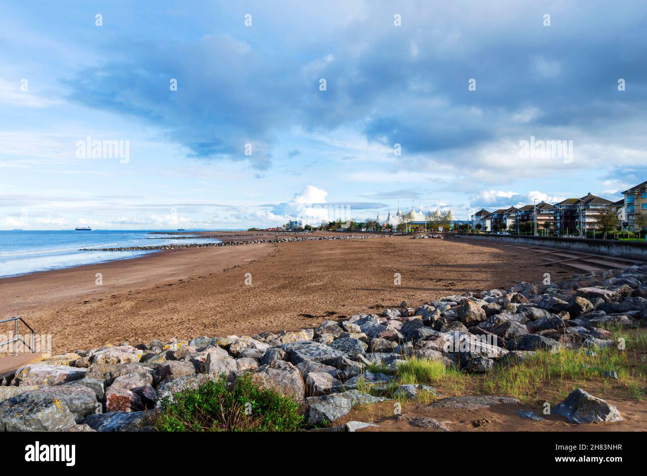 Minehead Beach, Somerset, Royaume-Uni dans la lumière du soir avec de beaux nuages au loin Banque D'Images