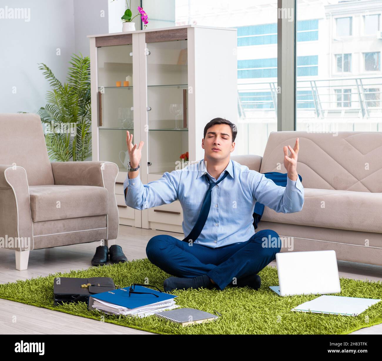 L'homme d'apporter du travail à la maison et travailler des heures supplémentaires Banque D'Images