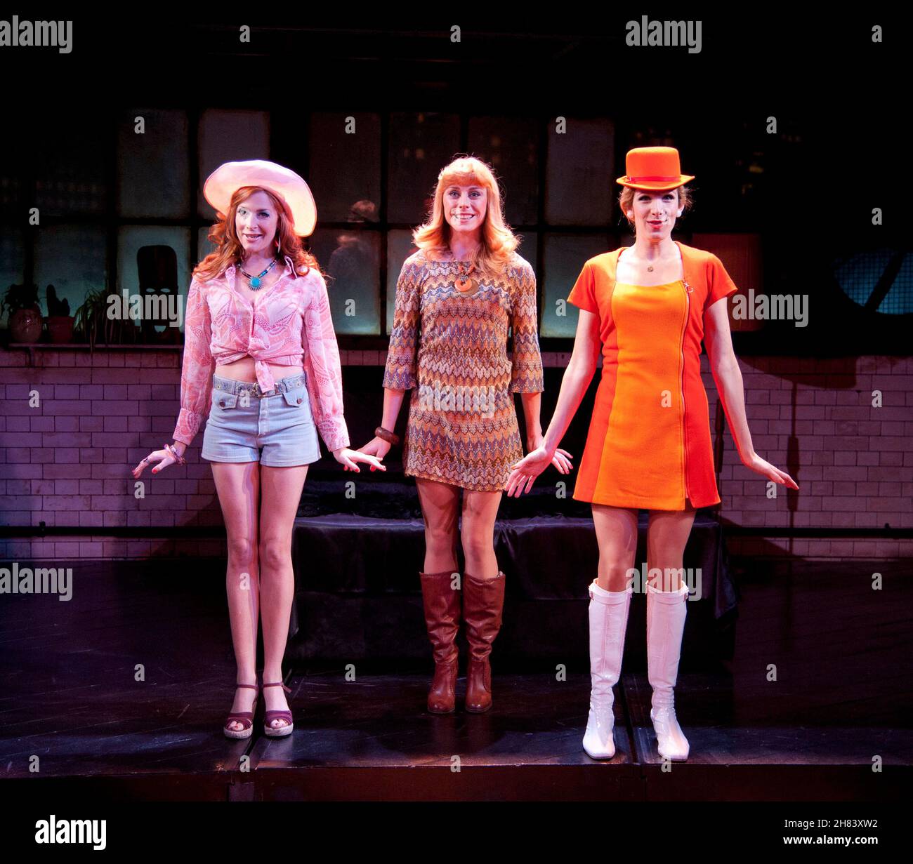 COMPANY Music & Lyrics: Stephen Sondheim design: Christopher Oram Lighting: Neil Austin réalisateur: Jonathan Munby l-r: Rosalie Craig (Marta), Kelly Price (Kathy), Lucy Montgomery (avril) Crucible Theatre, Sheffield, Angleterre 05/12/2011 Banque D'Images