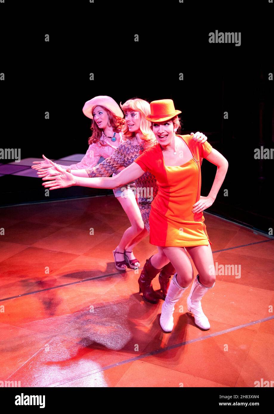 COMPANY Music & Lyrics: Stephen Sondheim design: Christopher Oram Lighting: Neil Austin réalisateur: Jonathan Munby l-r: Rosalie Craig (Marta), Kelly Price (Kathy), Lucy Montgomery (avril) Crucible Theatre, Sheffield, Angleterre 05/12/2011 Banque D'Images