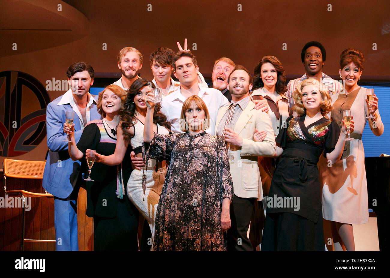 MERRYLY WE ROLL LONGER Music & Lyrics: Stephen Sondheim livre: George Furth basé sur la pièce originale de Kaufman & Hart design: Soutra Gilmour éclairage: David Hersey chorégraphie: Tim Jackson directeur: Maria Friedman front centre:Jenna Russell (Mary Flynn) & Company a Menier Chocolate Factory 2012 production au Harold Pinter Theatre, Londres SW1 01/05/2013 Banque D'Images