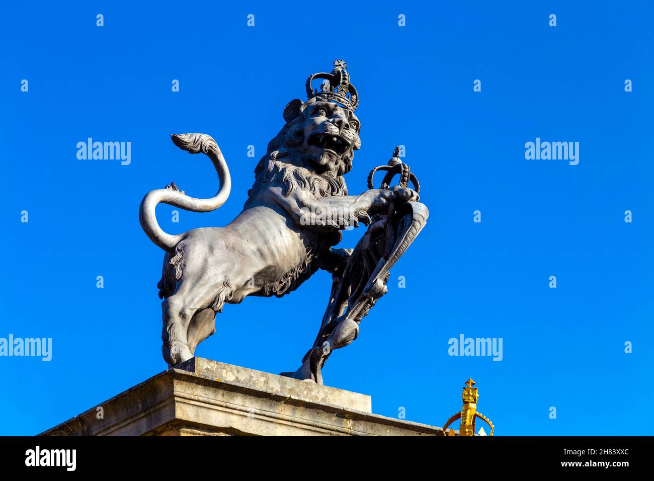 Lion aux portes du Trophée au palais de Hampton court sculpté par John Oliver, Richmond, Londres, Royaume-Uni Banque D'Images